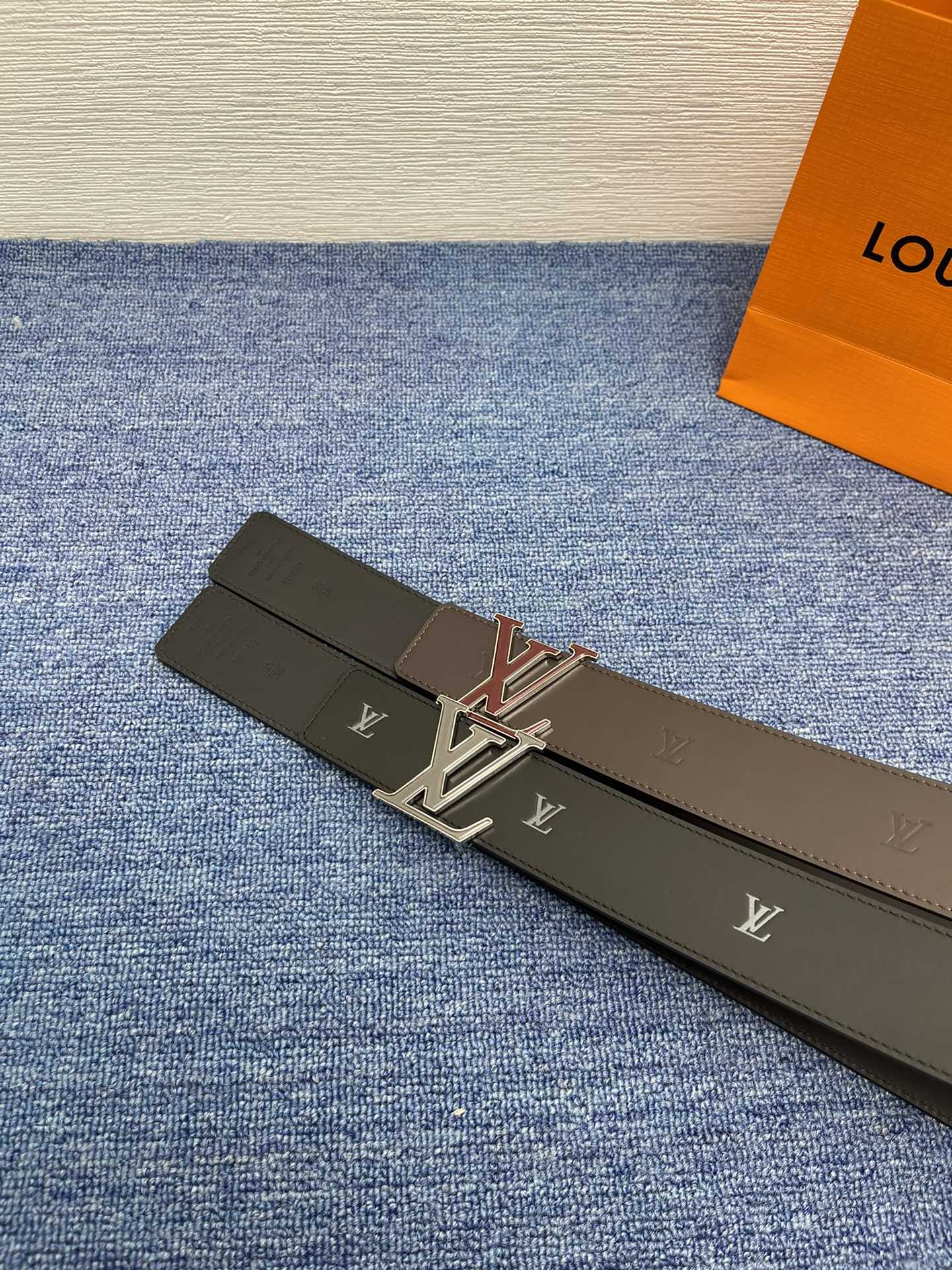 品牌LV4.0cm描述这款饰有LV带扣的腰带配以水牛皮衬里覆以Monogram牛皮展现细腻的品牌特质是牛