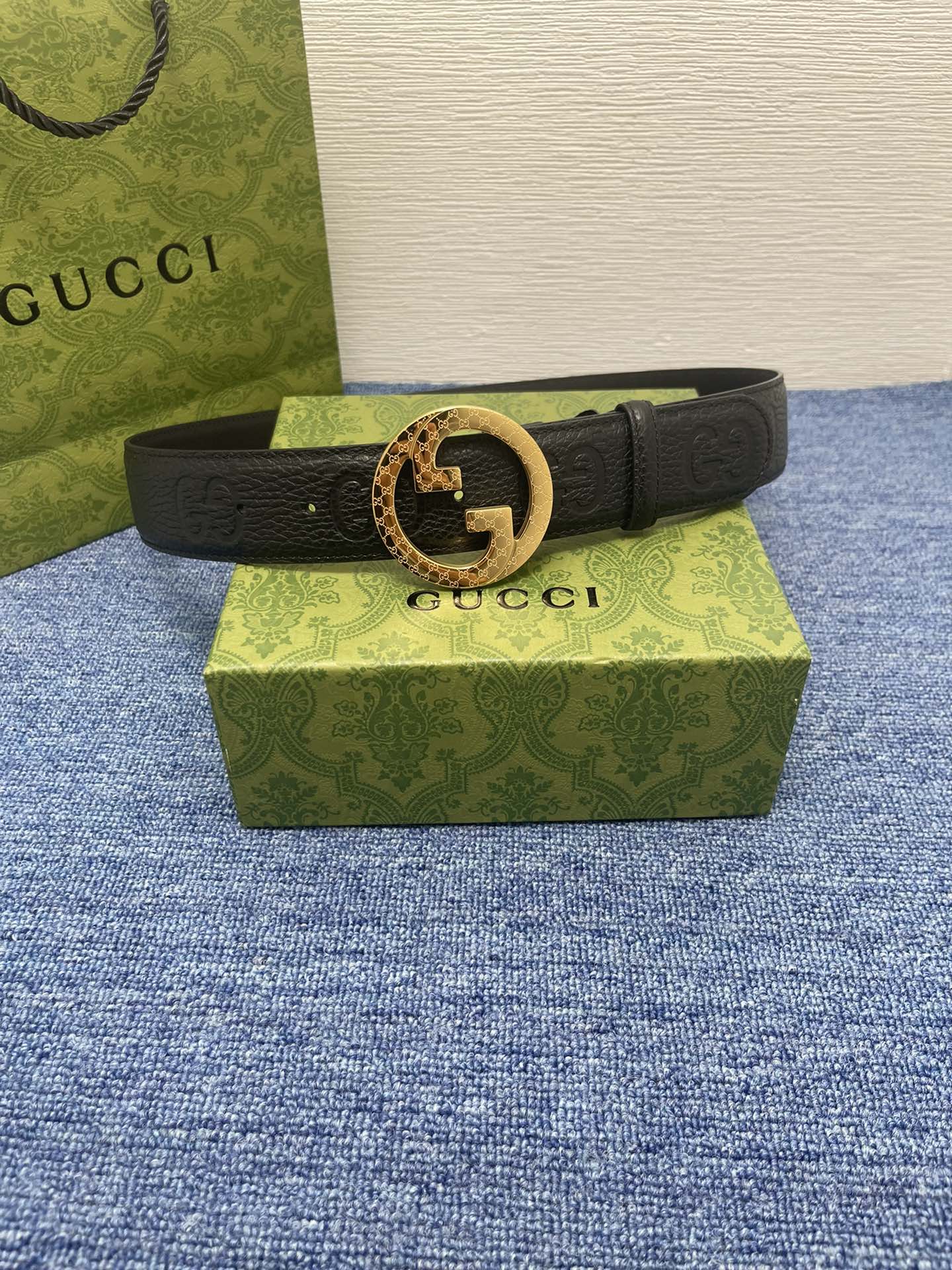 品牌古驰Gucci描述采用高级GucciSignature真皮精制而成触感厚实饰以双G商标带扣腰带为意大