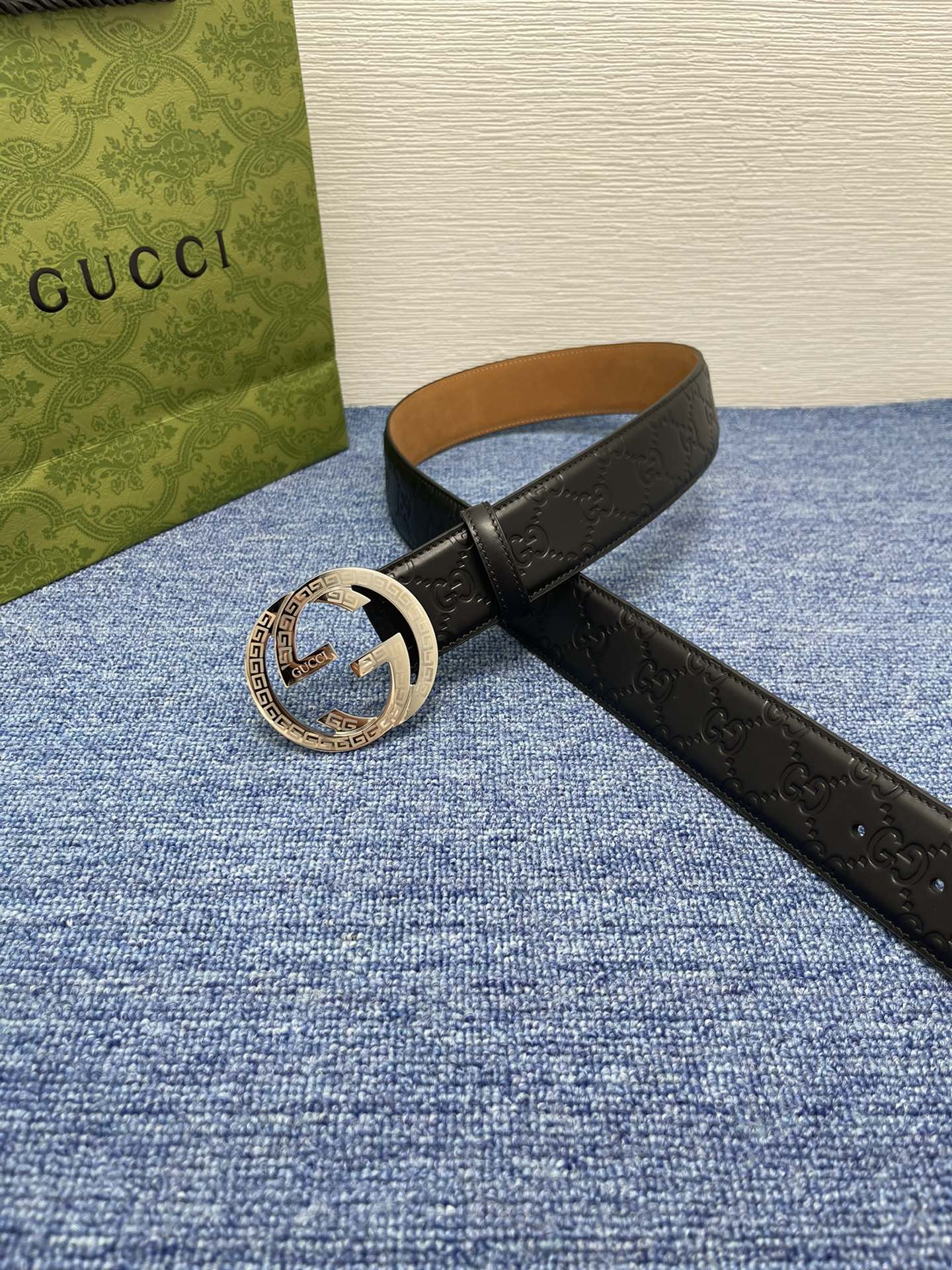 品牌古驰Gucci描述采用高级GucciSignature真皮精制而成触感厚实饰以双G商标带扣腰带为意大