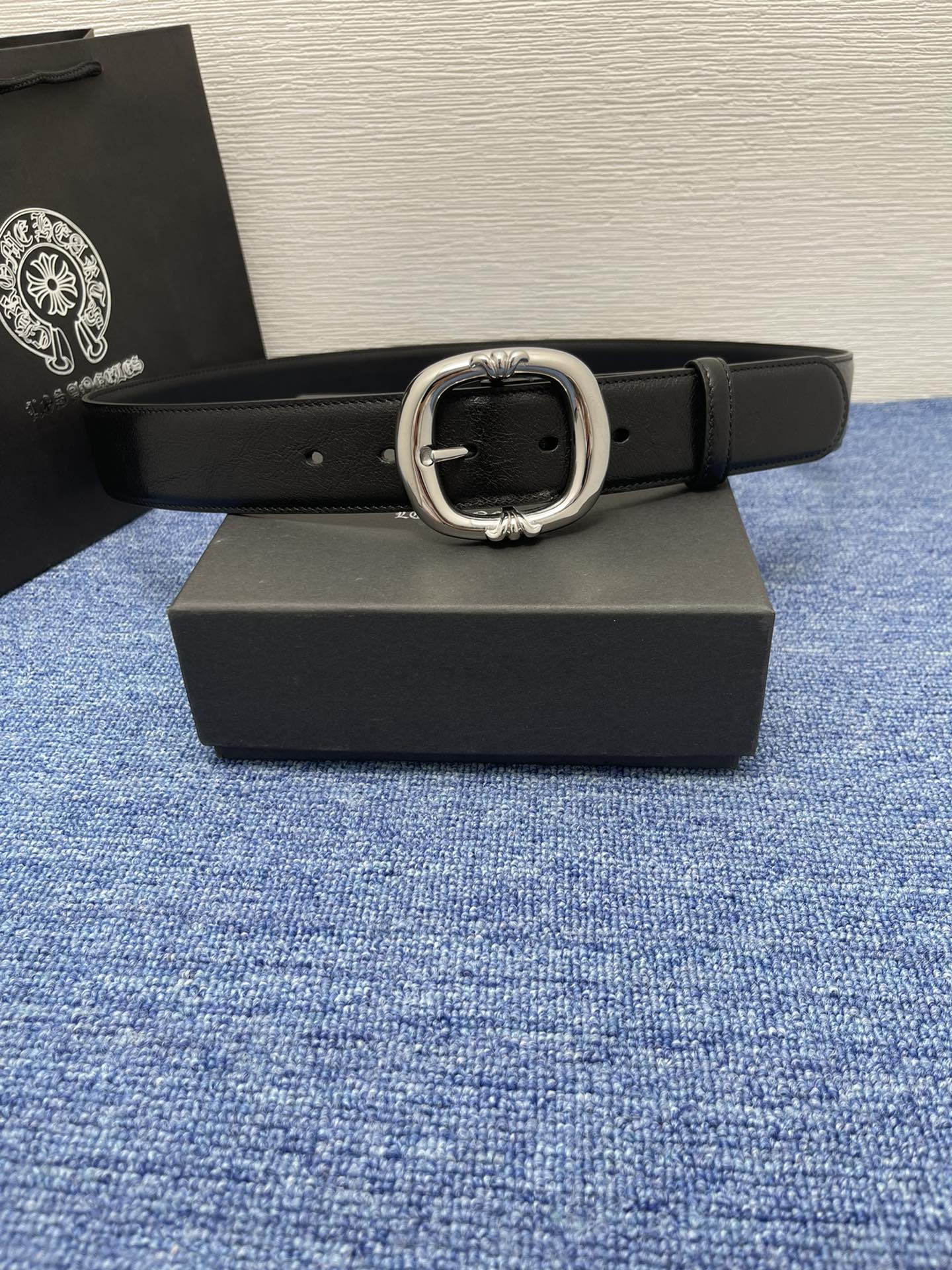  𝐂𝐡𝐫𝐨𝐦𝐞𝐇𝐞𝐚𝐫𝐭𝐬 克罗心凯尔特龙系列藤蔓柱滚轮针扣，S925镀银纯铜五金搭配红色十字花皮带， 