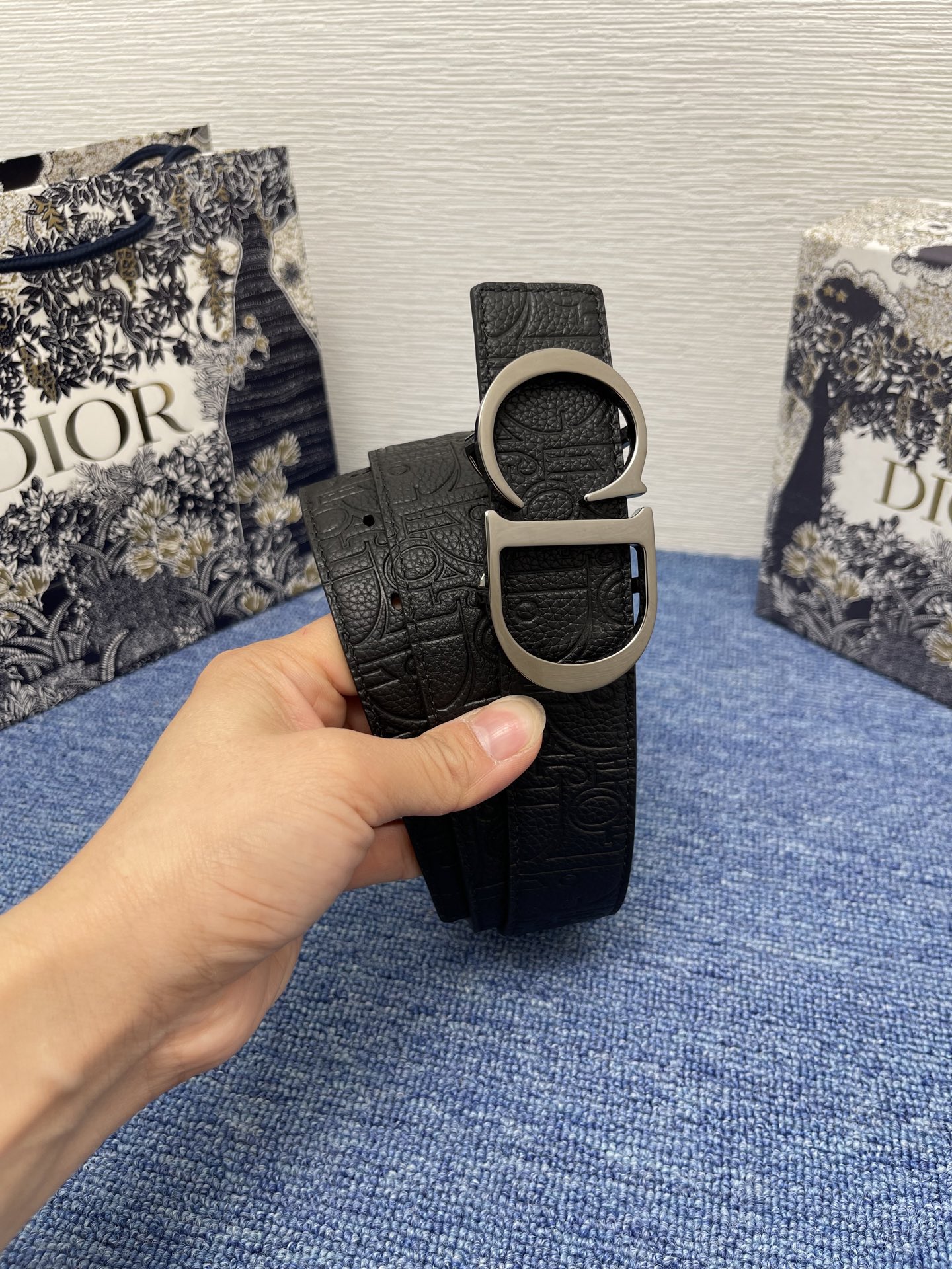 黑色 Dior Gravity 印花效果皮革 以牛皮革融合压花工艺 演绎经典的 Oblique 印花