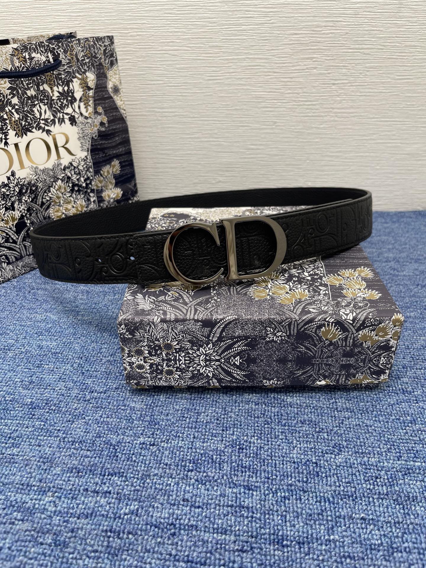 黑色 Dior Gravity 印花效果皮革 以牛皮革融合压花工艺 演绎经典的 Oblique 印花