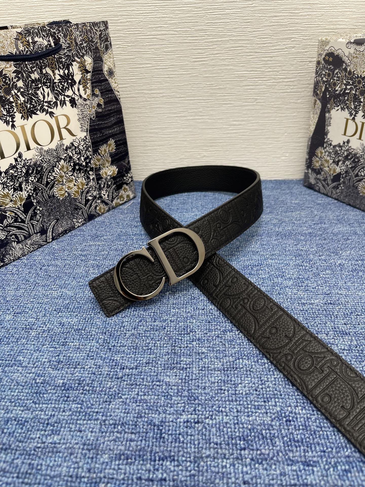 黑色 Dior Gravity 印花效果皮革 以牛皮革融合压花工艺 演绎经典的 Oblique 印花