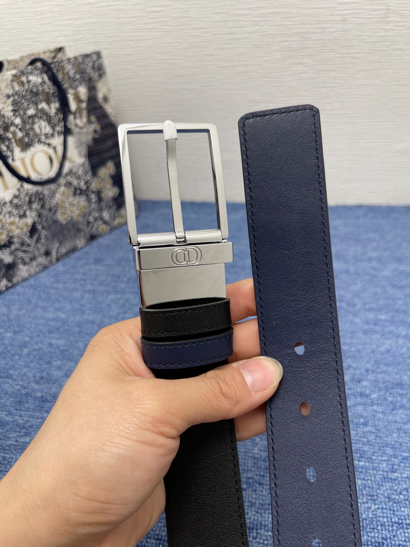 35毫米腰带融合优雅气质与摩登风范金属覆层黄铜腰带扣搭配镌刻有 CD Icon 标志的腰带环