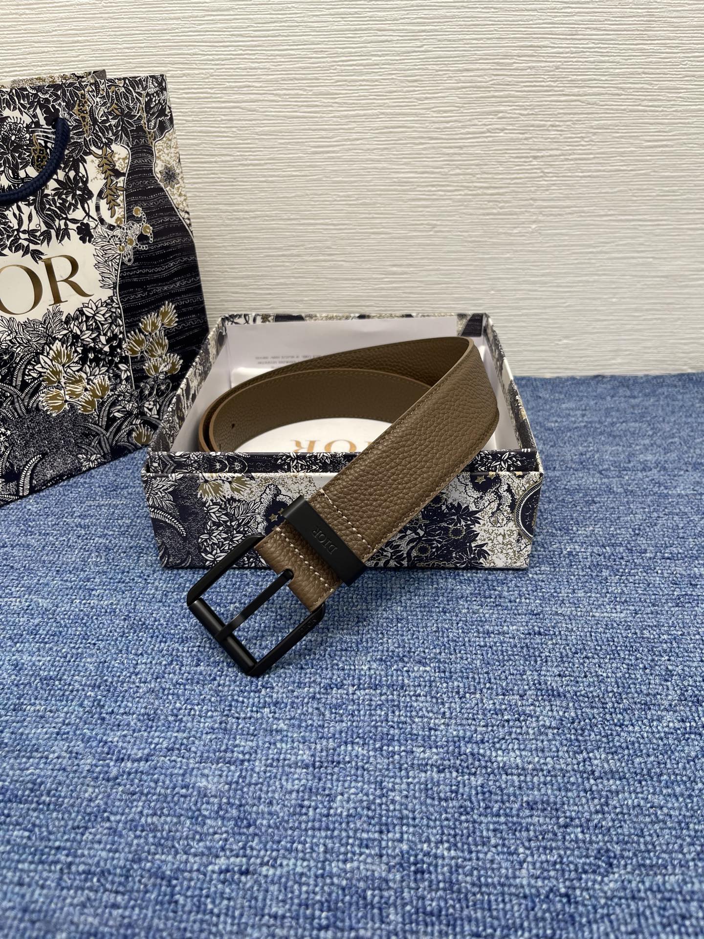 腰带 35 毫米棕色粒面牛皮革编号: 4333RUTAM_H00M。 这款腰带采用棕色粒面牛皮革精心制作