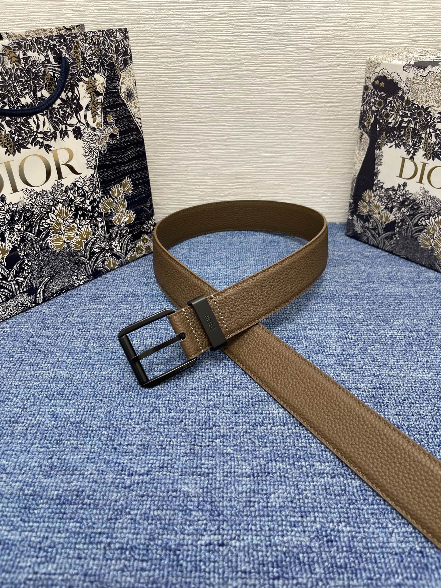 腰带 35 毫米棕色粒面牛皮革编号: 4333RUTAM_H00M。 这款腰带采用棕色粒面牛皮革精心制作