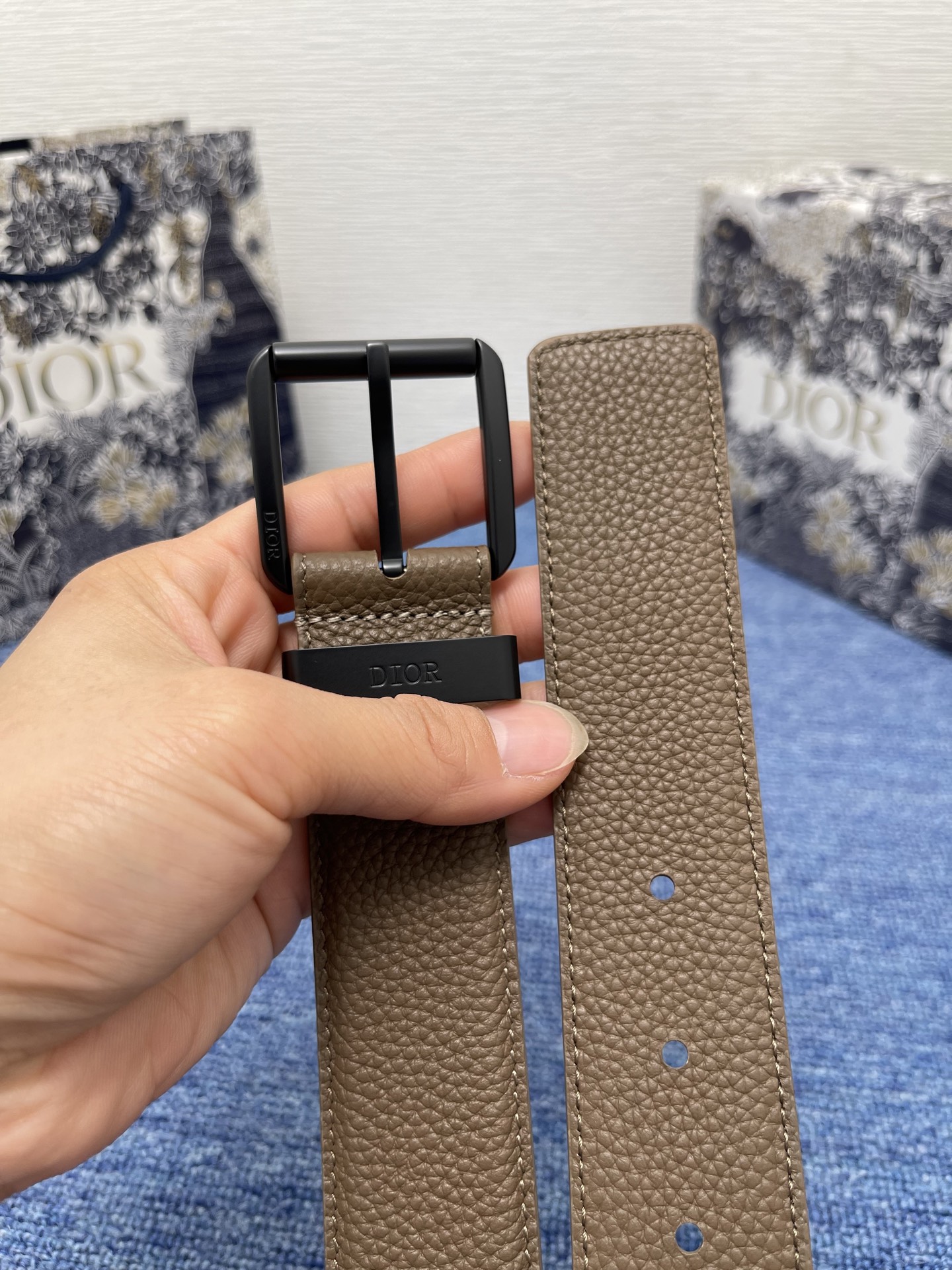 腰带 35 毫米棕色粒面牛皮革编号: 4333RUTAM_H00M。 这款腰带采用棕色粒面牛皮革精心制作