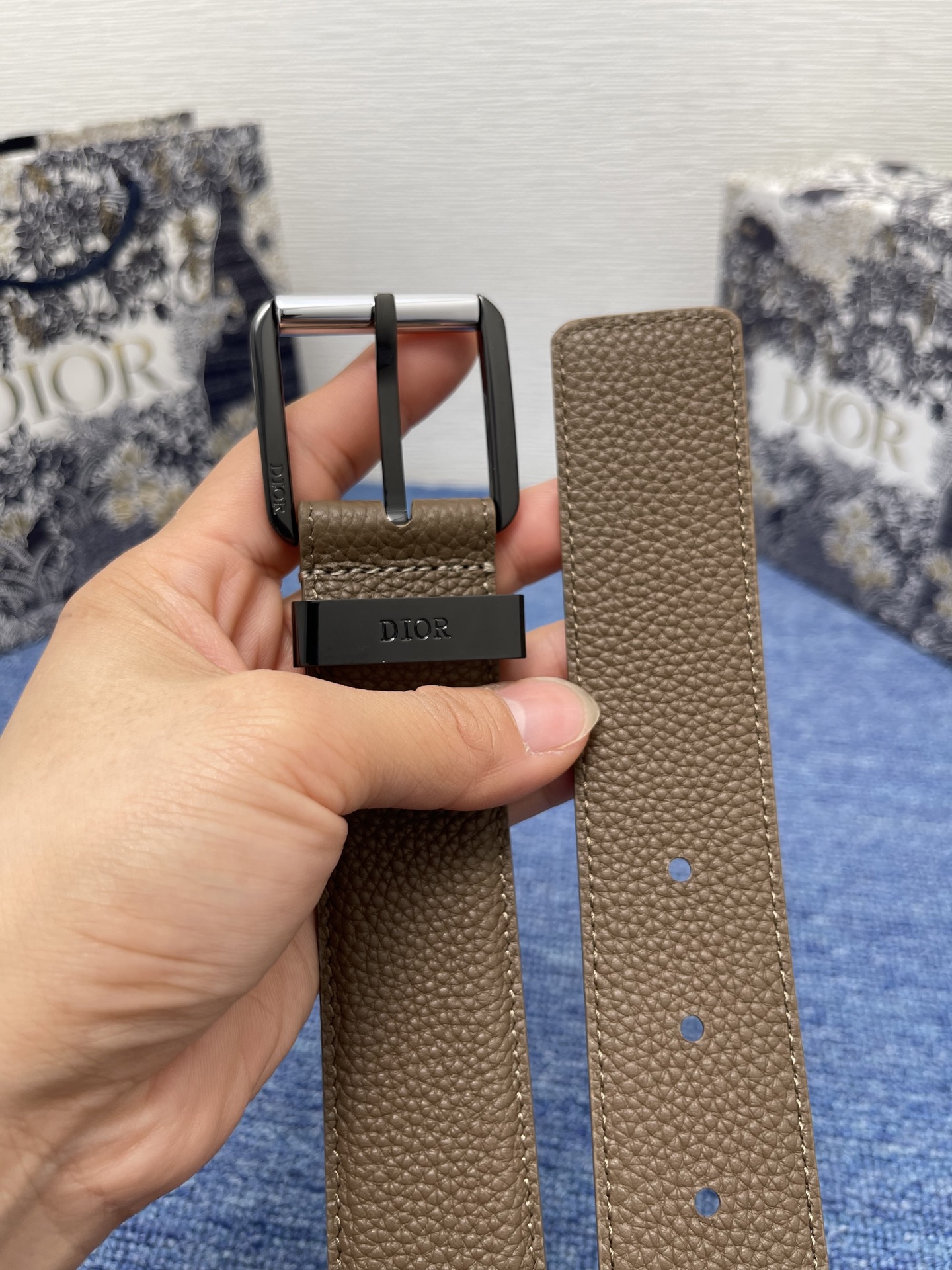 腰带 35 毫米棕色粒面牛皮革编号: 4333RUTAM_H00M。 这款腰带采用棕色粒面牛皮革精心制作