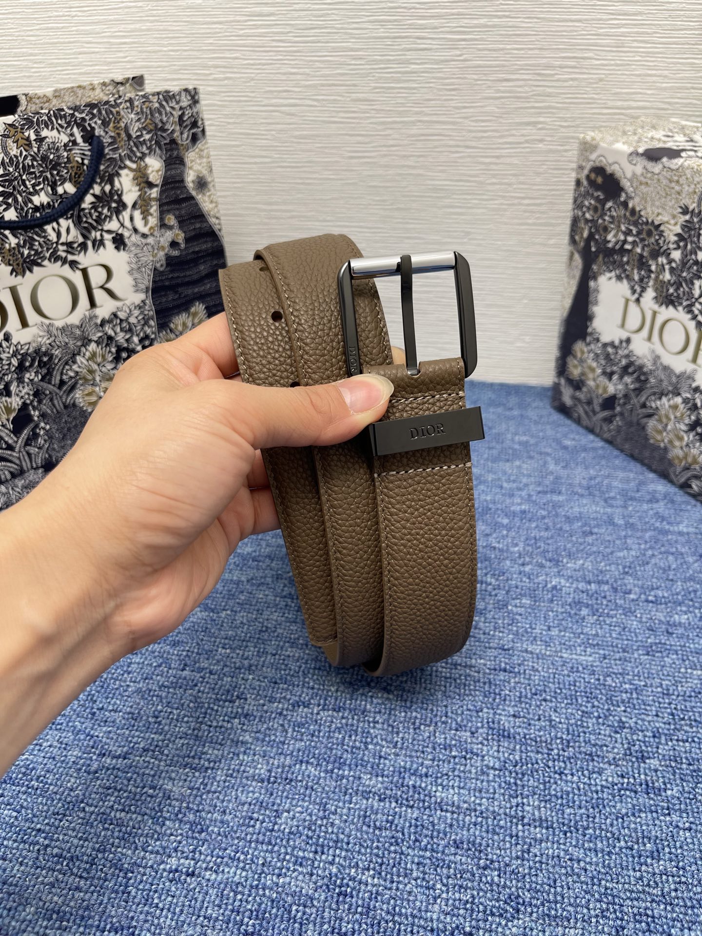 腰带 35 毫米棕色粒面牛皮革编号: 4333RUTAM_H00M。 这款腰带采用棕色粒面牛皮革精心制作