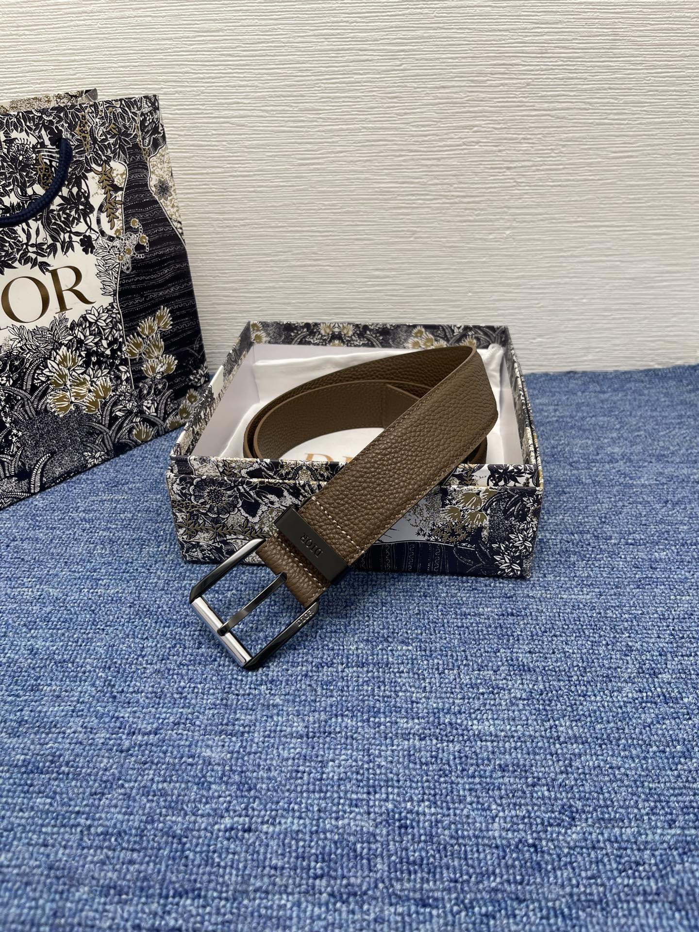 腰带 35 毫米棕色粒面牛皮革编号: 4333RUTAM_H00M。 这款腰带采用棕色粒面牛皮革精心制作