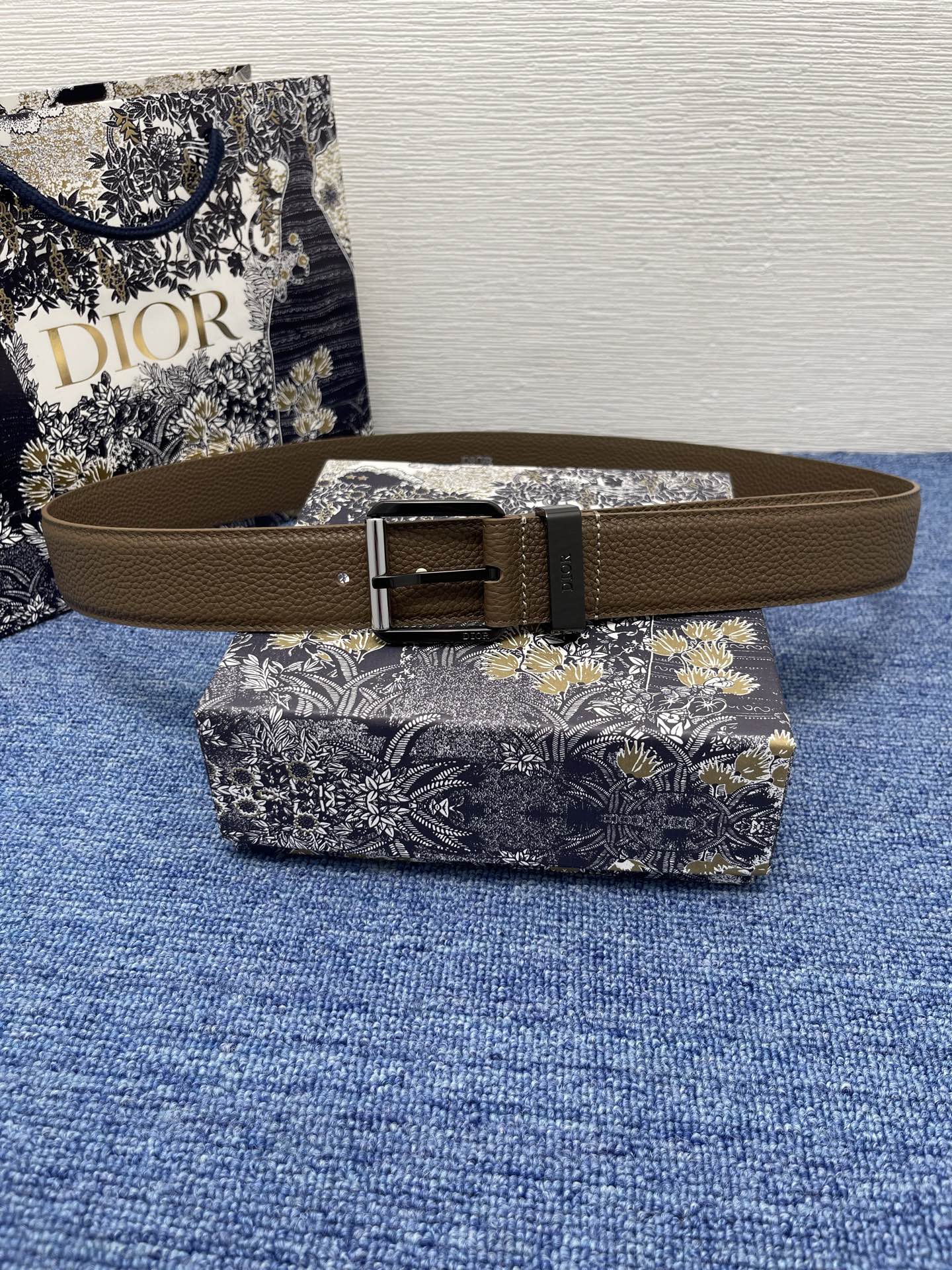 腰带 35 毫米棕色粒面牛皮革编号: 4333RUTAM_H00M。 这款腰带采用棕色粒面牛皮革精心制作