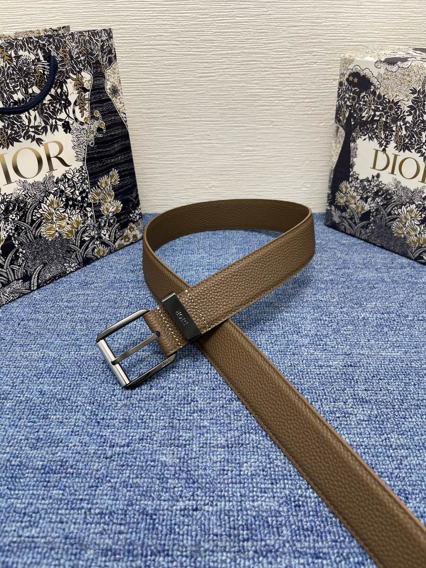 腰带 35 毫米棕色粒面牛皮革编号: 4333RUTAM_H00M。 这款腰带采用棕色粒面牛皮革精心制作