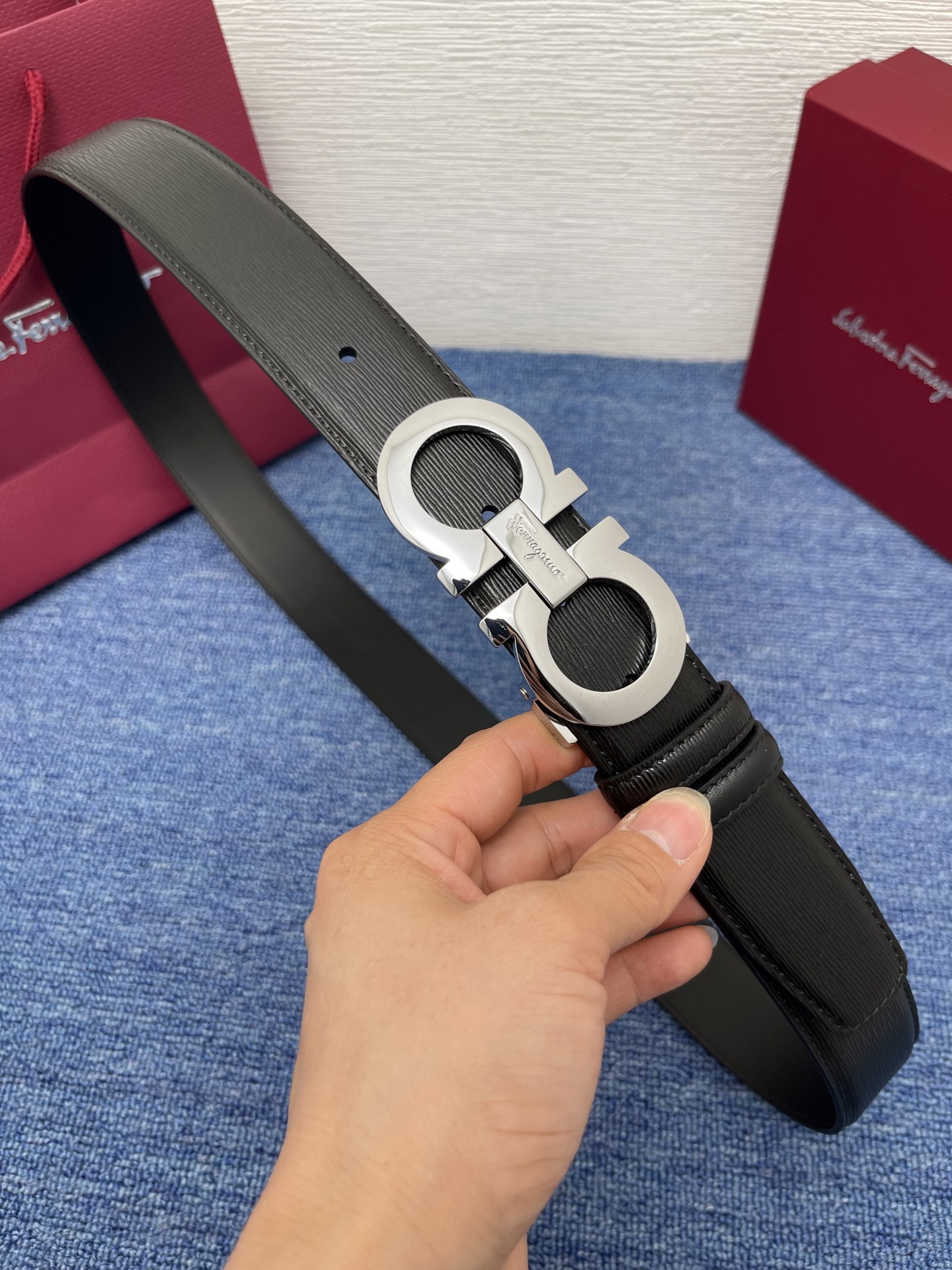 NO:140270,Original [Brand] Ferra Gamo 3.5cm. [Description] This belt is made of natural grain leather, with a very urban style and dynamic details. The same-toned metal Gancini buckle is equipped with contrasting lining to add a fashionable atmosphere. This accessory is designed with a double-sided design and can be adjusted to a suitable waist. Cowhide material stainless steel Black/Ferra Gamo ferragamo Steel buckle. Double-sided adjustable GANCINI Belt 35cm Made in Italy The belt is Italian size. Please refer to the size guide, belt, ferragamo, cowhide before purchasing19860909原单【品牌】菲拉.格慕 3.5cm. 【描述】这款皮带采用天然粒纹皮革材质,颇具都市风范,细节充满动感.同色调金属Gancini扣饰带有撞色衬里,为其增添时髦气息.这款配饰采用双面设计,可调整至合适腰围. 牛皮材质 不锈钢 黑色/菲拉.格慕 菲拉格慕钢扣.双面可调式GANCINI皮带 35厘米 意大利制造 腰带为意大利尺寸,请在购买前参阅尺寸指南,皮带,ferragamo,cowhide,Belt