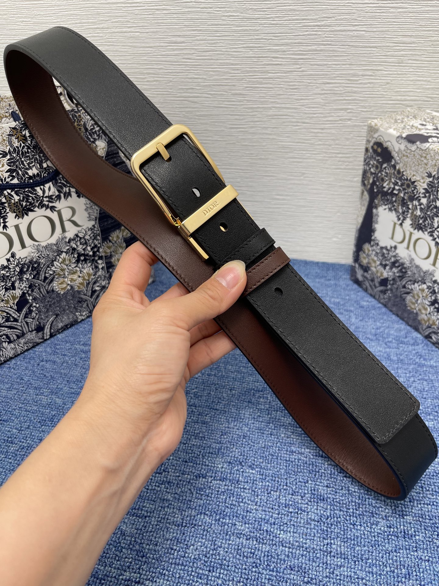 NO:140273,Original single double-sided belt 35mm black and brown smooth cowhide leather No.: 4403ORXQU_H24E. This 30mm belt combines elegance and modernity. Double-sided design, one with black smooth cowhide leather and the other with brown smooth cowhide leather. Gold-faced brass belt buckle is paired with a belt loop engraved with Dior logo. The style is exquisite and elegant, and can be matched with various formal wear to enhance the style. Pin buckle belt loop is engraved with Dior logo Gold-faced brass cowhide leather dust bag included Made in Italy  Due to technical limitations, product improvement or production batches, the information on the website may have color difference, size error or other detailed errors. The product pictures displayed on the website may be inconsistent with the actual appearance of the product, and the actual product shall prevail. If you have any related questions, please call Dior Customer Service Center., belts, dior, dior, cowhide19860909原单 双面腰带 35 毫米黑色和棕色光滑牛皮革 编号: 4403ORXQU_H24E.这款 30 毫米腰带融合优雅气质与摩登风范.双面设计,一面采用黑色光滑牛皮革,另一面为棕色光滑牛皮革.金色饰面黄铜腰带扣搭配镌刻有 Dior 标志的腰带环.款式精致高雅,可与各式正装搭配提升格调. 针扣 腰带环镌刻有 Dior 标志 金色饰面黄铜 牛皮革 内含防尘袋 意大利制造 因技术局限、产品改良或生产批次等原因,网站中的信息可能存在色差、尺码误差或其他细节误差,网站展示的产品图片可能与产品实际外观不一致,以产品实物为准.如有相关问题,请致电迪奥客服中心.,皮带,dior,dior,cowhide,Belt