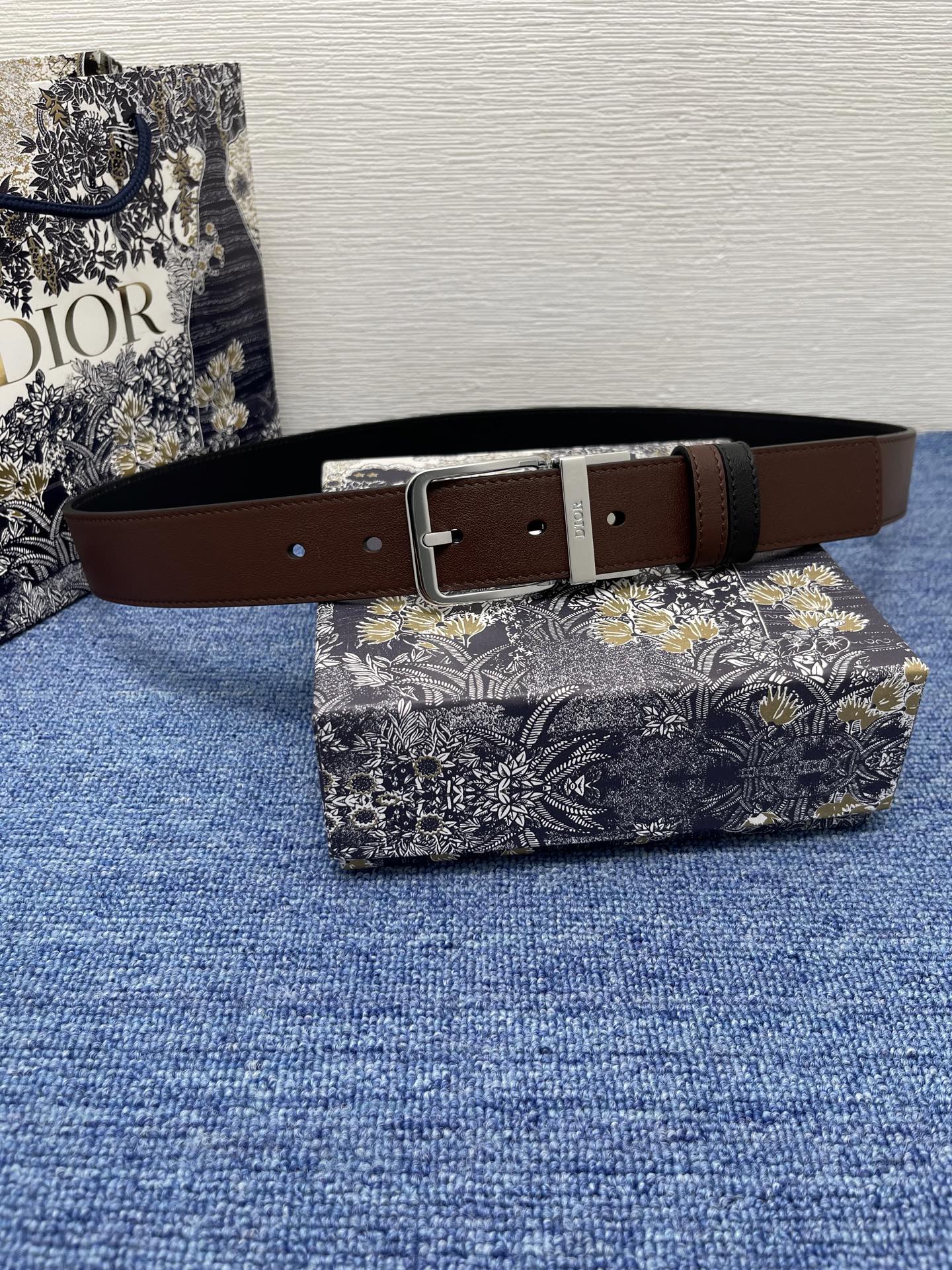 NO:140277,Original single double-sided belt 35mm black and brown smooth cowhide leather No.: 4403ORXQU_H24E. This 30mm belt combines elegance and modernity. Double-sided design, one with black smooth cowhide leather and the other with brown smooth cowhide leather. Gold-faced brass belt buckle is paired with a belt loop engraved with Dior logo. The style is exquisite and elegant, and can be matched with various formal wear to enhance the style. Pin buckle The belt loop is engraved with Dior logo Gold-faced brass cowhide leather Dust bag included Made in Italy  Due to technical limitations, product improvement or production batches, the information on the website may have color difference, size error or other detailed errors. The product pictures displayed on the website may be inconsistent with the actual appearance of the product, and the actual product shall prevail. If you have any related questions, please call Dior Customer Service Center., belts, dior, dior, cowhide19860909原单 双面腰带 35 毫米黑色和棕色光滑牛皮革 编号: 4403ORXQU_H24E.这款 30 毫米腰带融合优雅气质与摩登风范.双面设计,一面采用黑色光滑牛皮革,另一面为棕色光滑牛皮革.金色饰面黄铜腰带扣搭配镌刻有 Dior 标志的腰带环.款式精致高雅,可与各式正装搭配提升格调. 针扣 腰带环镌刻有 Dior 标志 金色饰面黄铜 牛皮革 内含防尘袋 意大利制造 因技术局限、产品改良或生产批次等原因,网站中的信息可能存在色差、尺码误差或其他细节误差,网站展示的产品图片可能与产品实际外观不一致,以产品实物为准.如有相关问题,请致电迪奥客服中心.,皮带,dior,dior,cowhide,Belt