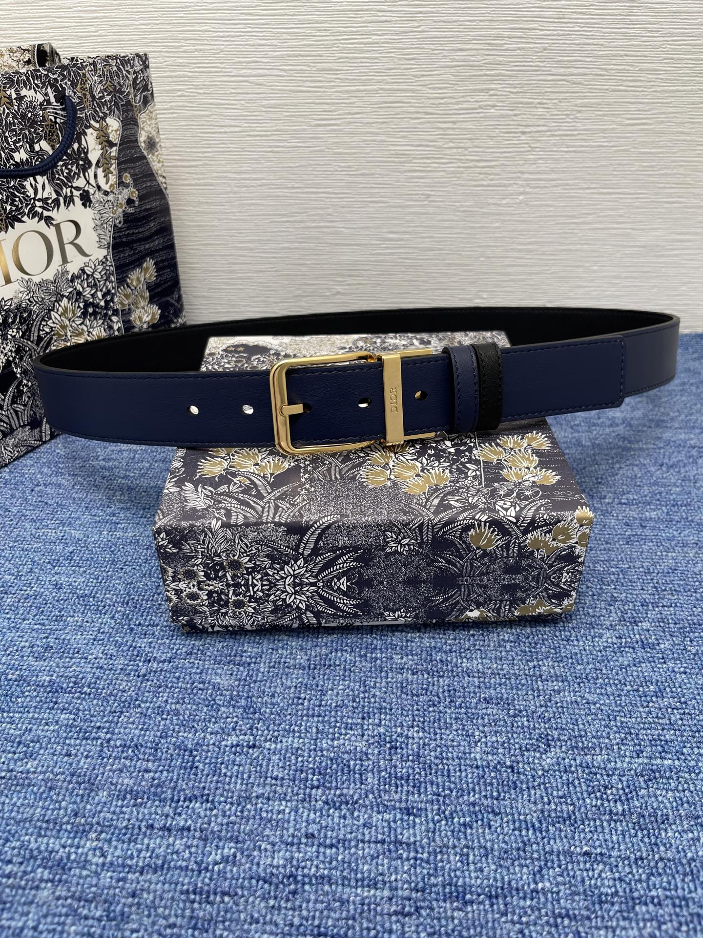 NO:140275,Original single double-sided belt 35mm black and navy blue smooth cowhide leather No.: 4403PLXQU_H41Q. This 30mm belt combines elegance and modernity. Double-sided design, one with black smooth cowhide leather and the other with navy blue smooth cowhide leather. Metal clad brass belt buckle is paired with a belt loop engraved with Dior logo. The style is exquisite and elegant, and can be matched with various formal wear to enhance the style. Pin buckle belt loop is engraved with Dior logo Metal clad brass cowhide leather dust bag included Made in Italy  Due to technical limitations, product improvement or production batches, the information on the website may have color difference, size error or other detailed errors. The product pictures displayed on the website may be inconsistent with the actual appearance of the product, and the actual product shall prevail. If you have any related questions, please call Dior Customer Service Center., belts, dior, dior, cowhide19860909原单 双面腰带 35 毫米黑色和海军蓝色光滑牛皮革 编号: 4403PLXQU_H41Q. 这款 30 毫米腰带融合优雅气质与摩登风范.双面设计,一面采用黑色光滑牛皮革,另一面为海军蓝色光滑牛皮革.金属覆层黄铜腰带扣搭配镌刻有 Dior 标志的腰带环.款式精致高雅,可与各式正装搭配提升格调. 针扣 腰带环镌刻有 Dior 标志 金属覆层黄铜 牛皮革 内含防尘袋 意大利制造 因技术局限、产品改良或生产批次等原因,网站中的信息可能存在色差、尺码误差或其他细节误差,网站展示的产品图片可能与产品实际外观不一致,以产品实物为准.如有相关问题,请致电迪奥客服中心.,皮带,dior,dior,cowhide,Belt