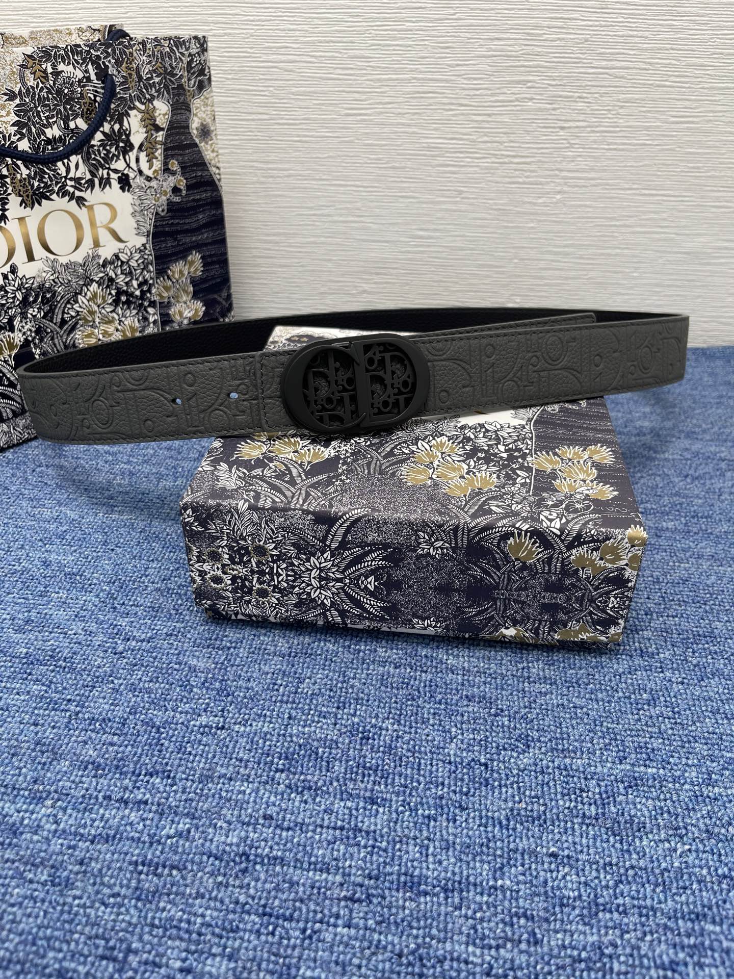 NO:140334,Original 2025 Spring New Style This belt cleverly combines elegance and fashion, highlighting the exquisite craftsmanship of Dior. It is carefully crafted from black leather and decorated with Kumo rattan plaid to present a classic pattern in a new way. The belt length is adjustable and matched with metal-clad brass pin buckle. 35 mm can be matched at will to create various casual shapes. The metal-clad brass pin buckle The belt ring is engraved with the Dior logo and contains dust bags. Made in Italy. Due to technical limitations, product improvements or production batches, the information on the website may have color difference, size error or other details errors. The product pictures displayed on the website may be inconsistent with the actual appearance of the product. If you have any related questions, please call Dior Customer Service Center, belt, dior, dior19860909原单 2025春季新款这款腰带巧妙融合优雅与时尚,彰显 Dior 的精湛工艺.采用黑色皮革精心制作,饰以 Kumo 藤格纹,以全新方式呈现经典图案.腰带长度可调节,搭配金属覆层黄铜针扣,35 毫米可随心搭配,打造各式休闲造型. 金属覆层黄铜针扣 腰带环镌刻有 Dior 标志 内含防尘袋 意大利制造 因技术局限、产品改良或生产批次等原因,网站中的信息可能存在色差、尺码误差或其他细节误差,网站展示的产品图片可能与产品实际外观不一致.如有相关问题,请致电迪奥客服中心,皮带,dior,dior,Belt