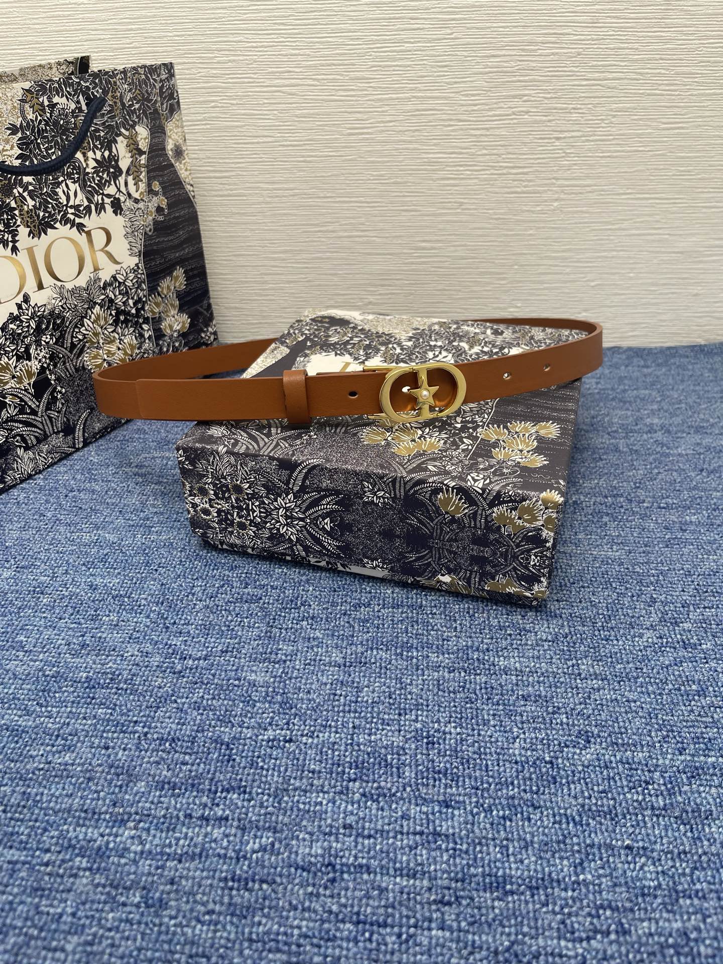 NO:140259,Original Lucky 30 Montaigne Star Belt 20mm lemon brown smooth cowhide leather No.: B0448UBXX_M900. This Lucky 30 Montaigne Star Belt is a new product in the spring and summer 2025 ready-to-wear series, highlighting one of Mr. Dior's cherished logos. It is carefully crafted from black smooth cowhide leather and other materials, paired with a shiny gold-finished metal CD belt buckle, decorated with Dior's Lucky Star enhancement style, and the middle is decorated with white resin beads. It can be matched with a classic blazer, dress or jeans to add an elegant temperament. Lucky 30 Montaigne Star CD belt buckle White resin beads The interior is decorated with Christian Dior Paris  Logo: Glossy gold finish metal details Cowhide leather, brass Made in Italy Due to technical limitations, product improvement or production batches, the information on the website may have color difference, sizing error or other details errors. The product pictures displayed on the website may be inconsistent with the actual appearance of the product, and the actual product shall prevail. If you have any related questions, please call Dior Customer Service Center., belts, dior, dior, skirts, jeans, jackets & coats, business suit, cowhide19860909原单 Lucky 30 Montaigne Star 腰带 20 毫米柠棕色光滑牛皮革 编号: B0448UBXX_M900.这款 Lucky 30 Montaigne Star 腰带是二零二五春夏成衣系列新品,彰显 Dior 先生珍爱的标志之一.采用黑色光滑牛皮革等材质精心制作,搭配富有光泽的金色饰面金属 CD 腰带扣,饰以 Dior 的幸运星提升格调,中间点缀以白色树脂珠饰.可与经典西装外套、连衣裙或牛仔裤搭配,倍添典雅气质. Lucky 30 Montaigne Star CD 腰带扣 白色树脂珠饰 内侧饰以 Christian Dior Paris 标志 富有光泽的金色饰面金属细节 牛皮革,黄铜 意大利制造 因技术局限、产品改良或生产批次等原因,网站中的信息可能存在色差、尺码误差或其他细节误差,网站展示的产品图片可能与产品实际外观不一致,以产品实物为准.如有相关问题,请致电迪奥客服中心.,皮带,dior,dior,skirts,jeans,jackets & coats,business suit,cowhide,Belt