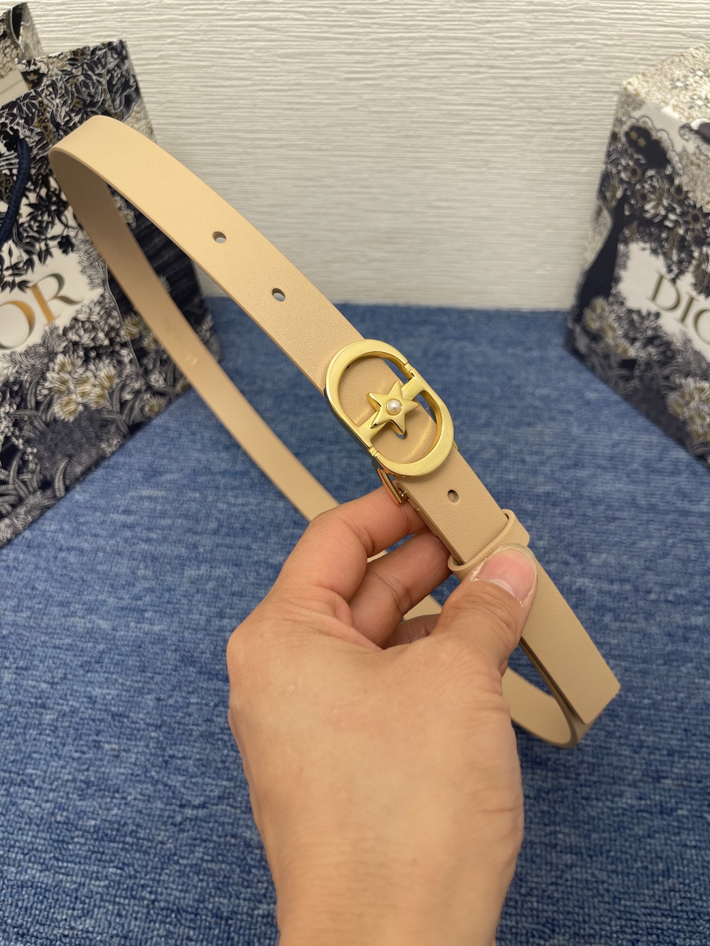 NO:140263,Original Lucky 30 Montaigne Star Belt 20mm beige smooth cowhide leather No.: B0448UBXX_M900. This Lucky 30 Montaigne Star Belt is a new product in the spring and summer 2025 ready-to-wear series, highlighting one of Mr. Dior's cherished logos. It is carefully crafted from black smooth cowhide leather and other materials, paired with a shiny gold-finished metal CD belt buckle, decorated with Dior's Lucky Star enhancement style, and the middle is decorated with white resin beads. It can be matched with a classic blazer, dress or jeans to add an elegant temperament. Lucky 30 Montaigne Star CD belt buckle White resin beads The interior is decorated with Christian Dior Paris logo  Glossy gold finish metal details Cowhide leather, brass Made in Italy Due to technical limitations, product improvement or production batches, the information on the website may have color difference, sizing error or other details errors. The product pictures displayed on the website may be inconsistent with the actual appearance of the product, and the actual product shall prevail. If you have any related questions, please call Dior Customer Service Center., belts, dior, dior, skirts, jeans, jackets & coats, business suit, cowhide19860909原单 Lucky 30 Montaigne Star 腰带 20 毫米米色光滑牛皮革 编号: B0448UBXX_M900.这款 Lucky 30 Montaigne Star 腰带是二零二五春夏成衣系列新品,彰显 Dior 先生珍爱的标志之一.采用黑色光滑牛皮革等材质精心制作,搭配富有光泽的金色饰面金属 CD 腰带扣,饰以 Dior 的幸运星提升格调,中间点缀以白色树脂珠饰.可与经典西装外套、连衣裙或牛仔裤搭配,倍添典雅气质. Lucky 30 Montaigne Star CD 腰带扣 白色树脂珠饰 内侧饰以 Christian Dior Paris 标志 富有光泽的金色饰面金属细节 牛皮革,黄铜 意大利制造 因技术局限、产品改良或生产批次等原因,网站中的信息可能存在色差、尺码误差或其他细节误差,网站展示的产品图片可能与产品实际外观不一致,以产品实物为准.如有相关问题,请致电迪奥客服中心.,皮带,dior,dior,skirts,jeans,jackets & coats,business suit,cowhide,Belt