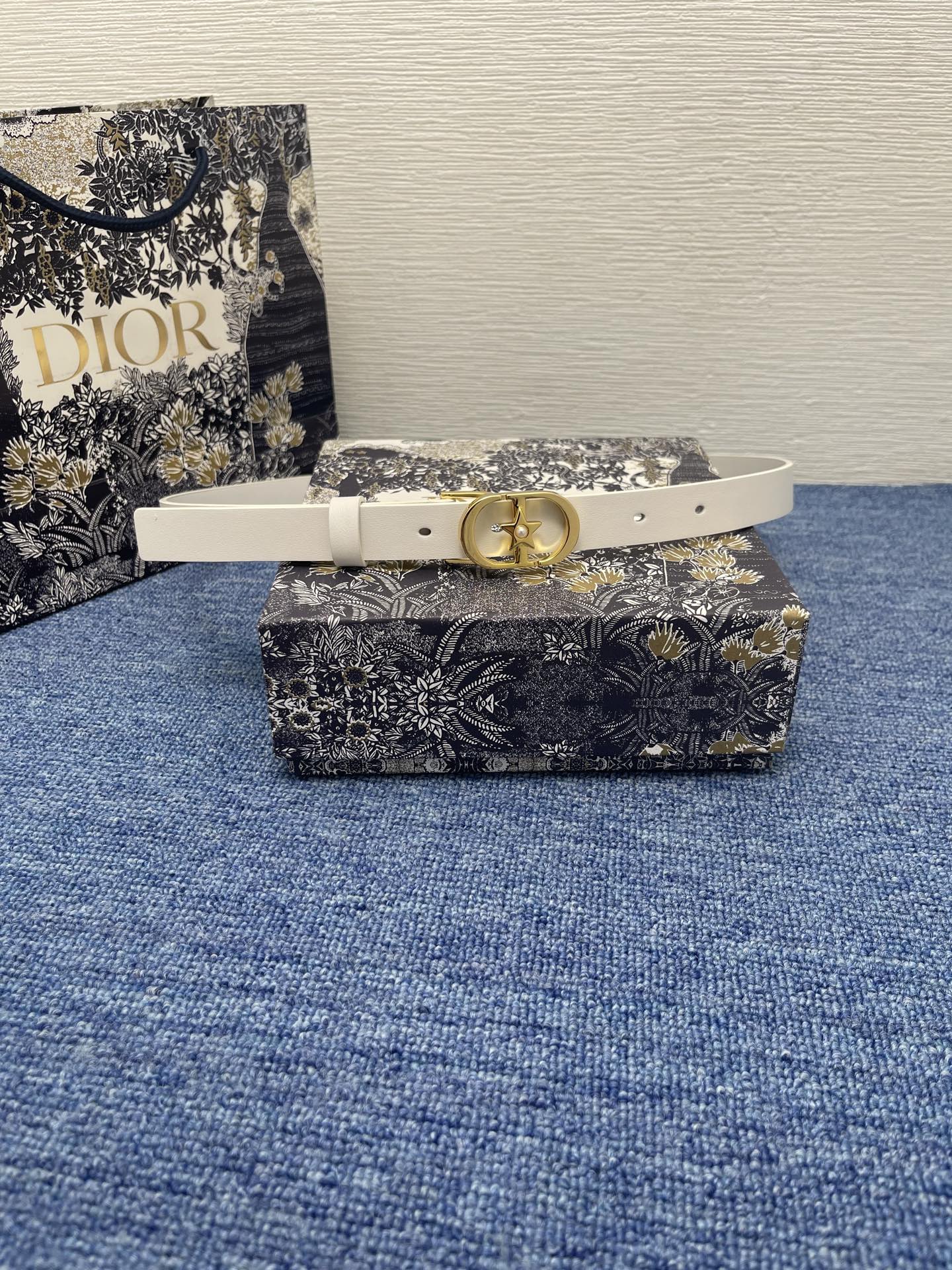 NO:140268,Original Lucky 30 Montaigne Star Belt 20mm white smooth cowhide leather No.: B0448UBXX_M900. This Lucky 30 Montaigne Star Belt is a new product in the spring and summer 2025 ready-to-wear series, highlighting one of Mr. Dior's cherished logos. It is carefully crafted from black smooth cowhide leather and is paired with a shiny gold-finished metal CD belt buckle, decorated with Dior's Lucky Star enhancement style, and is decorated with white resin beads in the middle. It can be matched with a classic blazer, dress or jeans to add an elegant temperament. Lucky 30 Montaigne Star CD belt buckle White resin beads The interior is decorated with Christian Dior Paris logo  Glossy gold finish metal details Cowhide leather, brass Made in Italy Due to technical limitations, product improvement or production batches, the information on the website may have color difference, sizing error or other details errors. The product pictures displayed on the website may be inconsistent with the actual appearance of the product, and the actual product shall prevail. If you have any related questions, please call Dior Customer Service Center., belts, dior, dior, skirts, jeans, jackets & coats, business suit, cowhide19860909原单 Lucky 30 Montaigne Star 腰带 20 毫米白色光滑牛皮革 编号: B0448UBXX_M900.这款 Lucky 30 Montaigne Star 腰带是二零二五春夏成衣系列新品,彰显 Dior 先生珍爱的标志之一.采用黑色光滑牛皮革等材质精心制作,搭配富有光泽的金色饰面金属 CD 腰带扣,饰以 Dior 的幸运星提升格调,中间点缀以白色树脂珠饰.可与经典西装外套、连衣裙或牛仔裤搭配,倍添典雅气质. Lucky 30 Montaigne Star CD 腰带扣 白色树脂珠饰 内侧饰以 Christian Dior Paris 标志 富有光泽的金色饰面金属细节 牛皮革,黄铜 意大利制造 因技术局限、产品改良或生产批次等原因,网站中的信息可能存在色差、尺码误差或其他细节误差,网站展示的产品图片可能与产品实际外观不一致,以产品实物为准.如有相关问题,请致电迪奥客服中心.,皮带,dior,dior,skirts,jeans,jackets & coats,business suit,cowhide,Belt