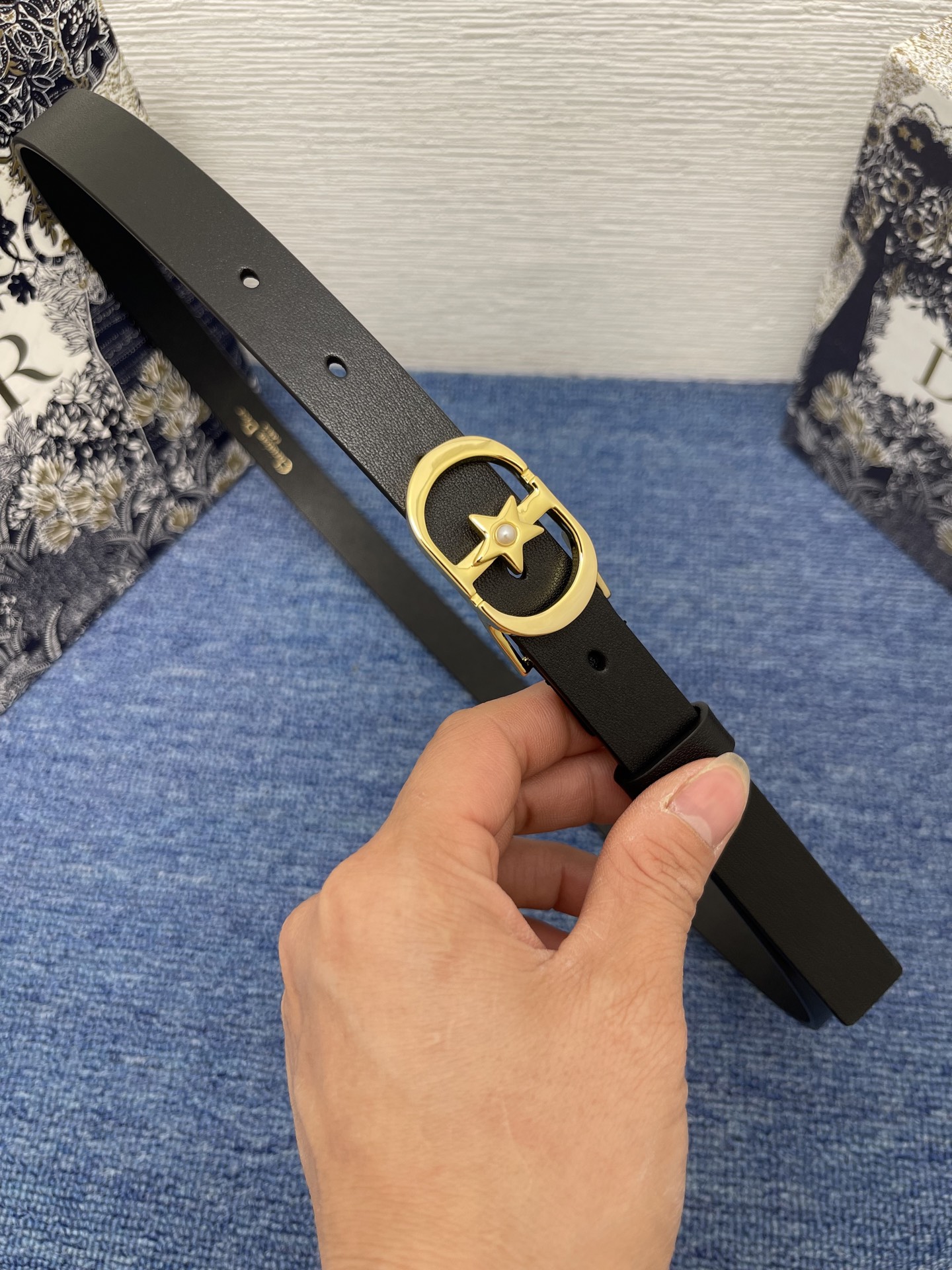 NO:140271,Original Lucky 30 Montaigne Star Belt 20mm Black Smooth Cowhide Leather Number: B0448UBXX_M900. This Lucky 30 Montaigne Star Belt is a new product in the spring and summer 2025 ready-to-wear series, highlighting one of Mr. Dior’s cherished logos. It is carefully crafted from black smooth cowhide leather and is paired with a shiny gold-finished metal CD belt buckle, decorated with Dior’s Lucky Star enhancement style, and is decorated with white resin beads in the middle. It can be matched with a classic blazer, dress or jeans to add an elegant temperament. Lucky 30 Montaigne Star CD belt buckle White resin beads The interior is decorated with Christian Dior Paris logo  Glossy gold finish metal details Cowhide leather, brass Made in Italy Due to technical limitations, product improvement or production batches, the information on the website may have color difference, sizing error or other details errors. The product pictures displayed on the website may be inconsistent with the actual appearance of the product, and the actual product shall prevail. If you have any related questions, please call Dior Customer Service Center., belts, dior, dior, skirts, jeans, jackets & coats, business suit, cowhide19860909原单 Lucky 30 Montaigne Star 腰带 20 毫米黑色光滑牛皮革 编号: B0448UBXX_M900.这款 Lucky 30 Montaigne Star 腰带是二零二五春夏成衣系列新品,彰显 Dior 先生珍爱的标志之一.采用黑色光滑牛皮革等材质精心制作,搭配富有光泽的金色饰面金属 CD 腰带扣,饰以 Dior 的幸运星提升格调,中间点缀以白色树脂珠饰.可与经典西装外套、连衣裙或牛仔裤搭配,倍添典雅气质. Lucky 30 Montaigne Star CD 腰带扣 白色树脂珠饰 内侧饰以 Christian Dior Paris 标志 富有光泽的金色饰面金属细节 牛皮革,黄铜 意大利制造 因技术局限、产品改良或生产批次等原因,网站中的信息可能存在色差、尺码误差或其他细节误差,网站展示的产品图片可能与产品实际外观不一致,以产品实物为准.如有相关问题,请致电迪奥客服中心.,皮带,dior,dior,skirts,jeans,jackets & coats,business suit,cowhide,Belt