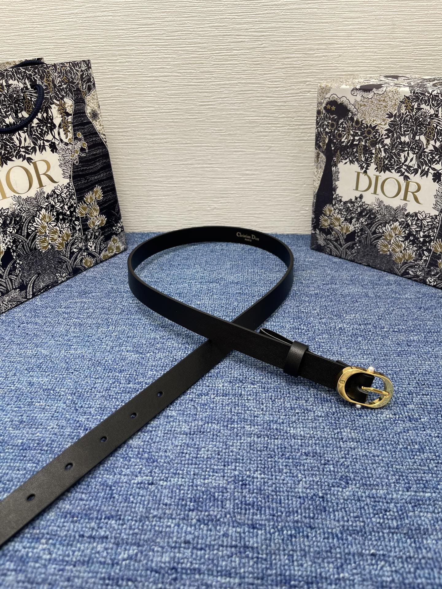 NO:140274,Original Dior Chic Belt 20mm black smooth cowhide leather No.: B0667UBGO_M900. This Dior Chic Belt is a new product in the spring and summer 2025 ready-to-wear series, highlighting the classic elegance. It is carefully crafted from black smooth cowhide leather and other materials, decorated with a shiny gold finish metal belt buckle to highlight elegant lines, and is engraved with CD logo and embellished with two white resin beads. Classic elegance, cleverly highlighting the waist curve, and can be matched with jeans, skirts or dresses. Dior Chic Belt buckle engraved with CD logo White resin beads Inside is embellished with Christian Dior Paris logo glossy gold finish metal details Cowhide leather, brass, aluminum Made in Italy  Due to technical limitations, product improvement or production batches, the information on the website may have color difference, size error or other detailed errors. The product pictures displayed on the website may be inconsistent with the actual appearance of the product, and the actual product shall prevail. If you have any related questions, please call Dior Customer Service Center., belts, dior, dior, skirts, jeans, cowhide19860909原单 Dior Chic 腰带 20 毫米黑色光滑牛皮革 编号: B0667UBGO_M900. 这款 Dior Chic 腰带是二零二五春夏成衣系列新品,彰显优雅经典.采用黑色光滑牛皮革等材质精心制作,饰以富有光泽的金色饰面金属腰带扣,彰显优雅线条,并镌刻以 CD 标志,点缀以两颗白色树脂珠饰.经典优雅,巧妙突显腰部曲线,可与牛仔裤、半身裙或连衣裙搭配. 镌刻有 CD 标志的 Dior Chic 腰带扣 白色树脂珠饰 内侧饰以 Christian Dior Paris 标志 富有光泽的金色饰面金属细节 牛皮革,黄铜,铝 意大利制造 因技术局限、产品改良或生产批次等原因,网站中的信息可能存在色差、尺码误差或其他细节误差,网站展示的产品图片可能与产品实际外观不一致,以产品实物为准.如有相关问题,请致电迪奥客服中心.,皮带,dior,dior,skirts,jeans,cowhide,Belt