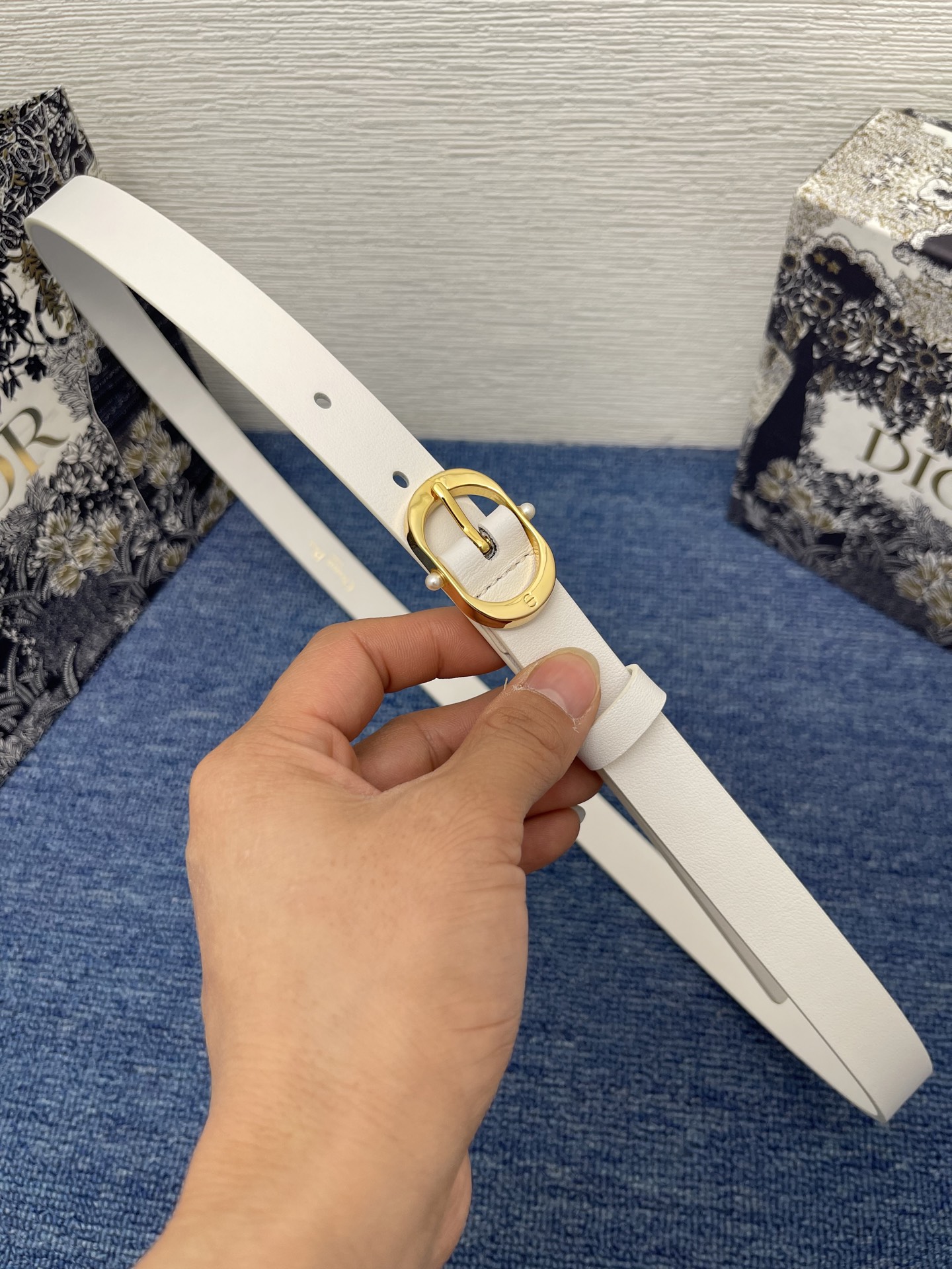 NO:140276,Original Dior Chic Belt 20mm white smooth cowhide leather No.: B0667UBGO_M900. This Dior Chic Belt is a new product in the spring and summer 2025 ready-to-wear series, highlighting the classic elegance. It is carefully crafted from black smooth cowhide leather and other materials, decorated with a glossy gold finish metal belt buckle to highlight elegant lines, engraved with CD logo and embellished with two white resin beads. Classic elegance, cleverly highlighting the waist curve, and can be matched with jeans, skirts or dresses. Dior Chic Belt buckle engraved with CD logo White resin beads Inside is decorated with Christian Dior Paris logo glossy gold finish metal details Cowhide leather, brass, aluminum Made in Italy  Due to technical limitations, product improvement or production batches, the information on the website may have color difference, size error or other detailed errors. The product pictures displayed on the website may be inconsistent with the actual appearance of the product, and the actual product shall prevail. If you have any related questions, please call Dior Customer Service Center., belts, dior, dior, skirts, jeans, cowhide19860909原单 Dior Chic 腰带 20 毫米白色光滑牛皮革 编号: B0667UBGO_M900. 这款 Dior Chic 腰带是二零二五春夏成衣系列新品,彰显优雅经典.采用黑色光滑牛皮革等材质精心制作,饰以富有光泽的金色饰面金属腰带扣,彰显优雅线条,并镌刻以 CD 标志,点缀以两颗白色树脂珠饰.经典优雅,巧妙突显腰部曲线,可与牛仔裤、半身裙或连衣裙搭配. 镌刻有 CD 标志的 Dior Chic 腰带扣 白色树脂珠饰 内侧饰以 Christian Dior Paris 标志 富有光泽的金色饰面金属细节 牛皮革,黄铜,铝 意大利制造 因技术局限、产品改良或生产批次等原因,网站中的信息可能存在色差、尺码误差或其他细节误差,网站展示的产品图片可能与产品实际外观不一致,以产品实物为准.如有相关问题,请致电迪奥客服中心.,皮带,dior,dior,skirts,jeans,cowhide,Belt