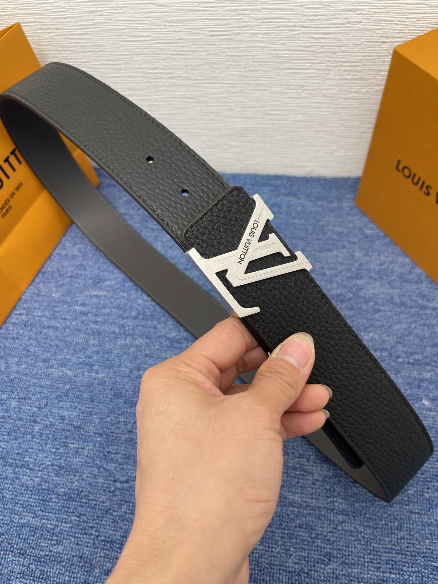 Louis Vuitton Dimension 4.0 Reversible Belt in Black Leather with LV Buckle