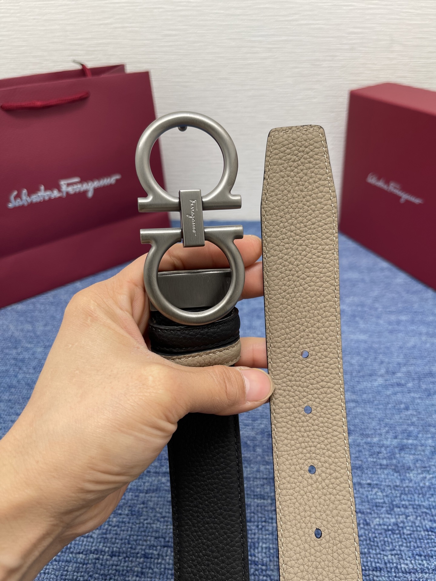 🔴 【品牌】菲拉.格慕 3.5cm 🔴 【描述】这款皮带采用天然粒纹皮革材质，颇具都市风范，细节充满动感