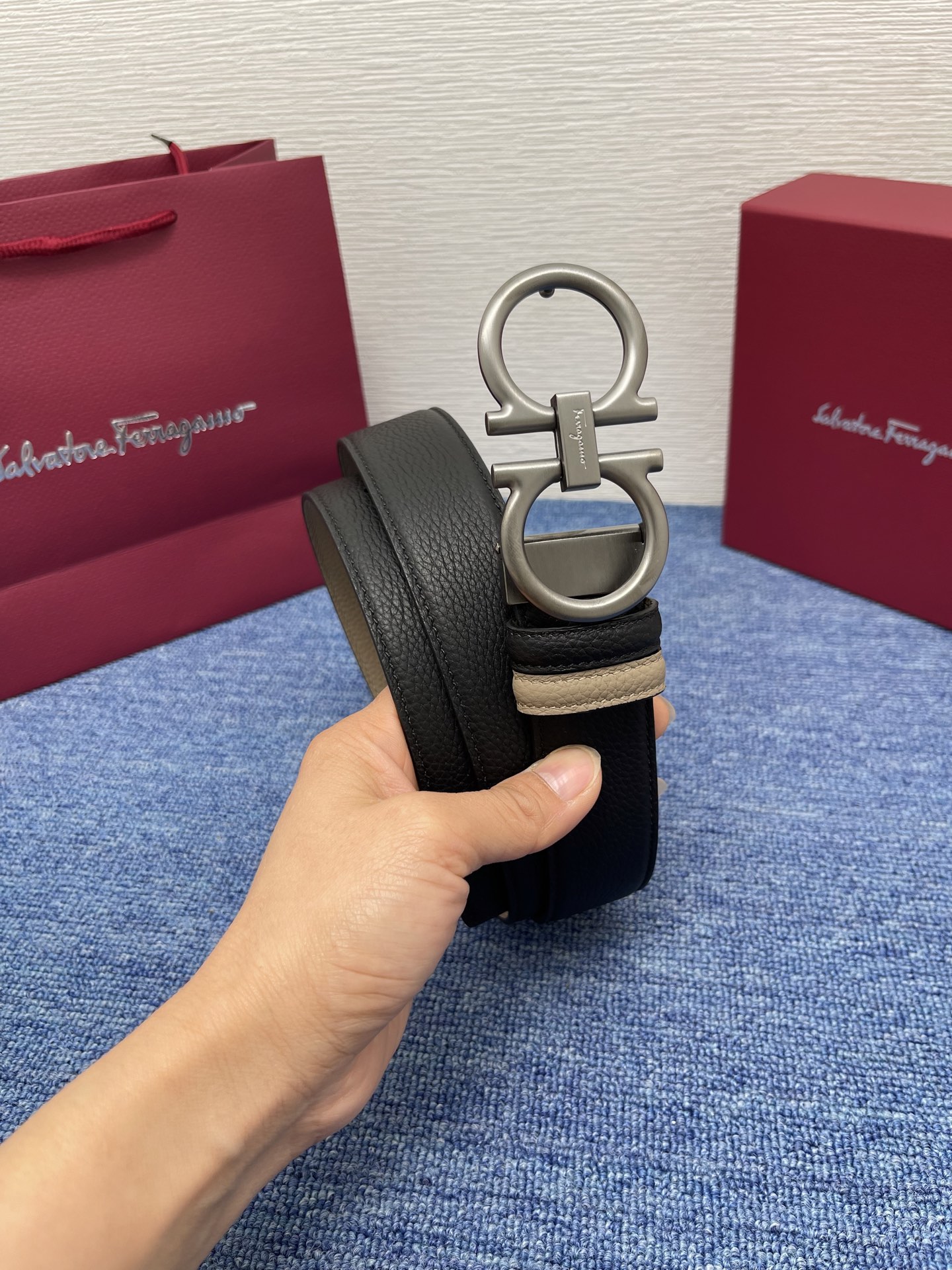 🔴 【品牌】菲拉.格慕 3.5cm 🔴 【描述】这款皮带采用天然粒纹皮革材质，颇具都市风范，细节充满动感