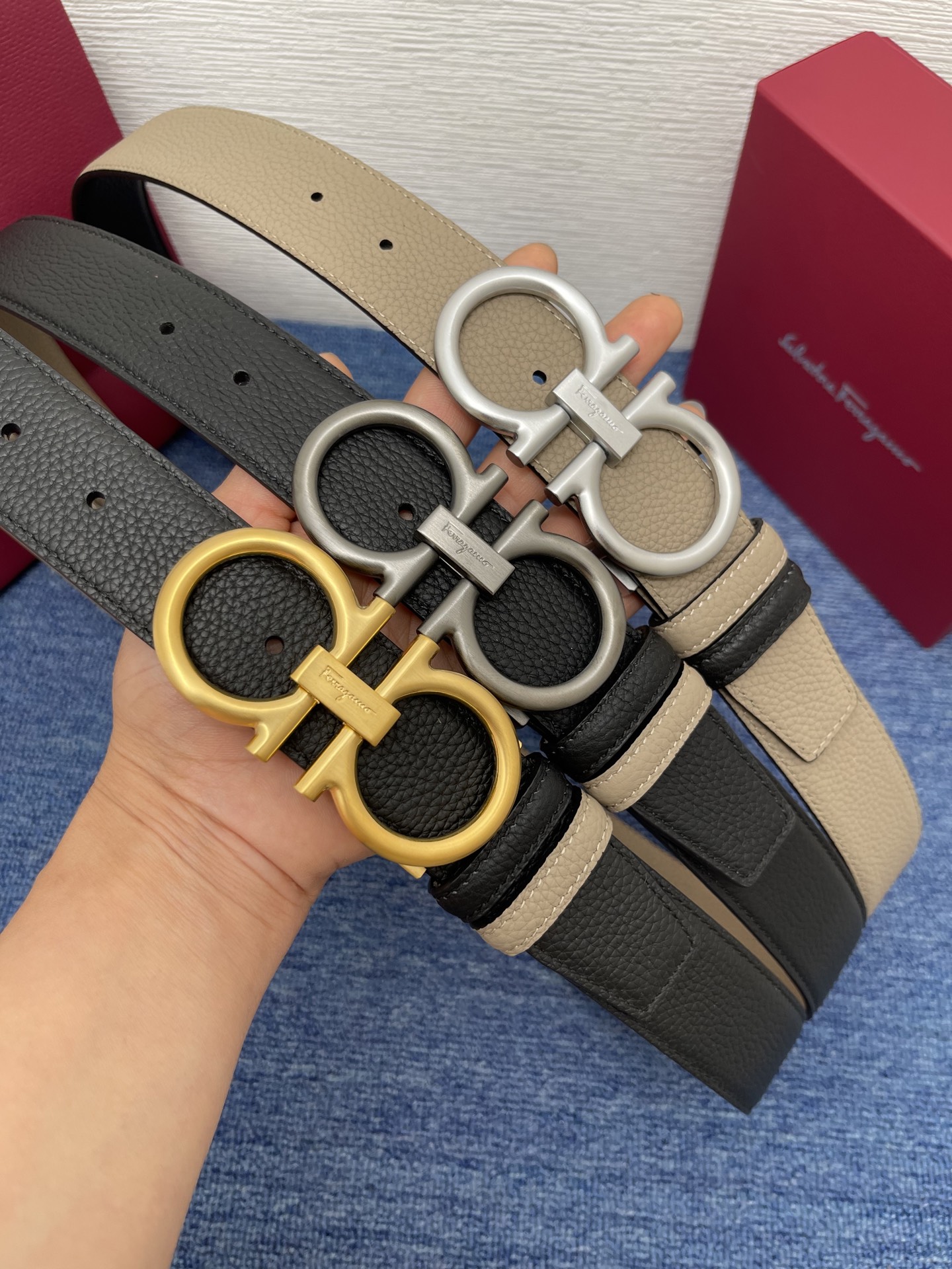 🔴 【品牌】菲拉.格慕 3.5cm 🔴 【描述】这款皮带采用天然粒纹皮革材质，颇具都市风范，细节充满动感