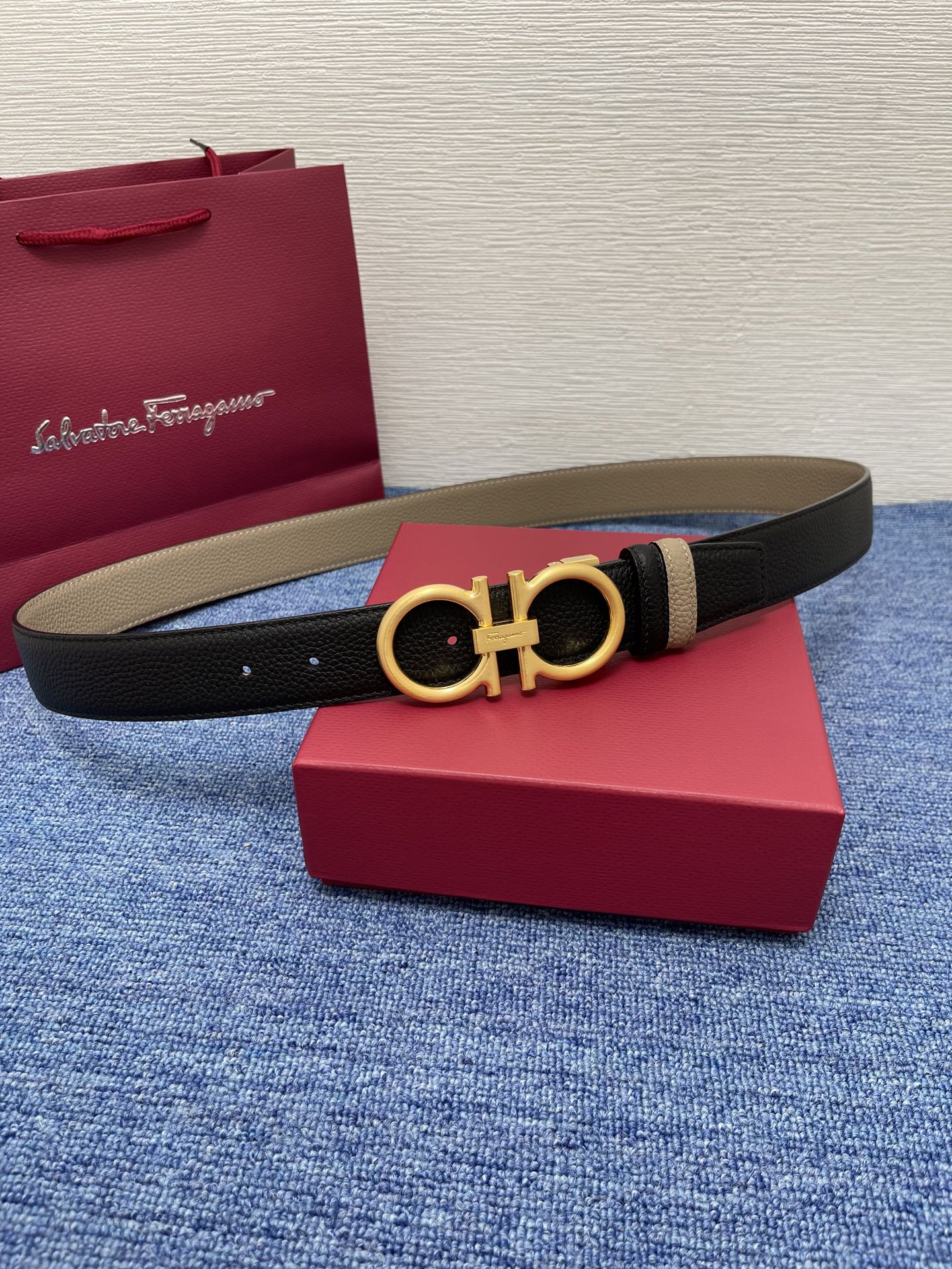 🔴 【品牌】菲拉.格慕 3.5cm 🔴 【描述】这款皮带采用天然粒纹皮革材质，颇具都市风范，细节充满动感