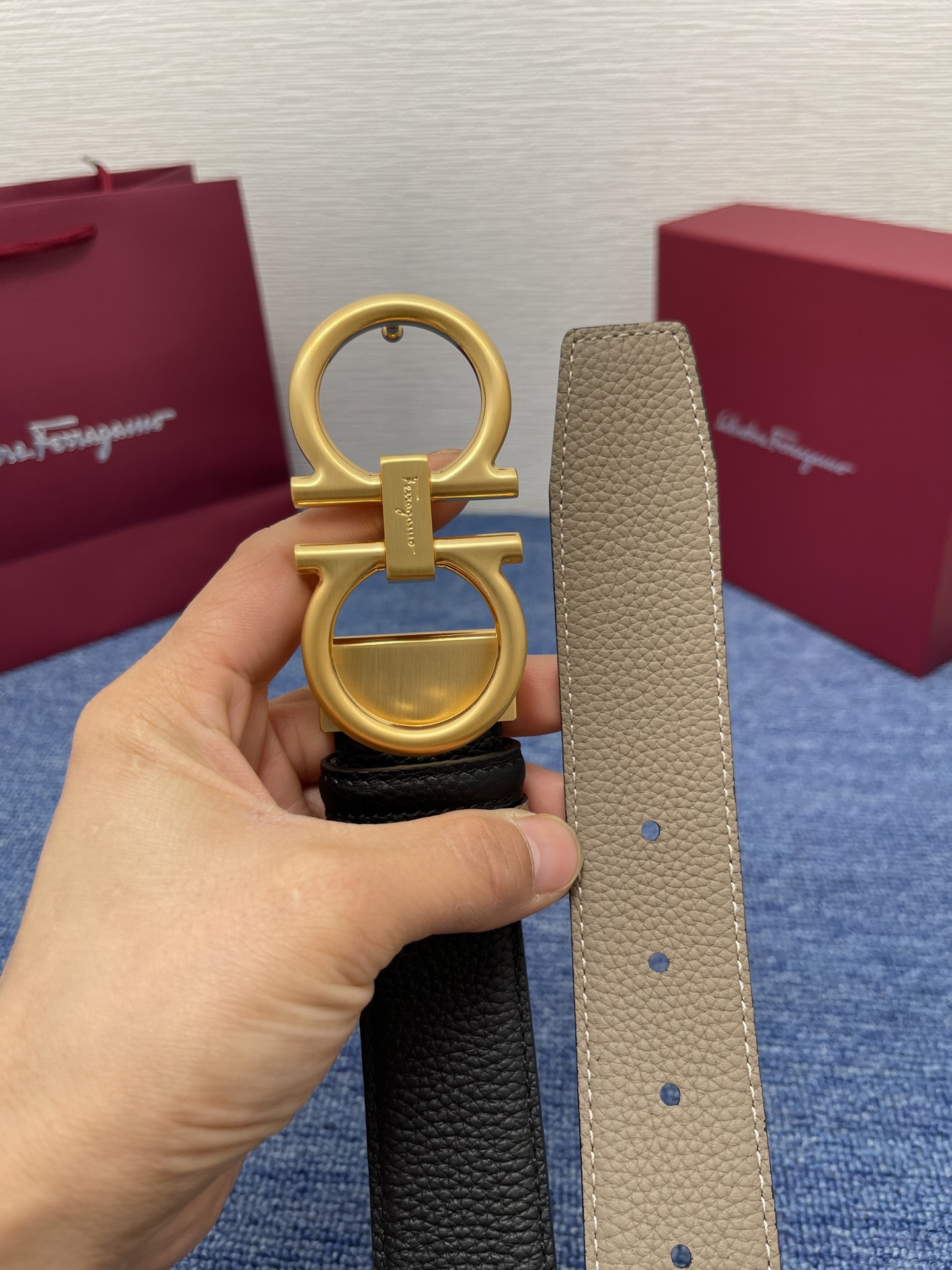 🔴 【品牌】菲拉.格慕 3.5cm 🔴 【描述】这款皮带采用天然粒纹皮革材质，颇具都市风范，细节充满动感