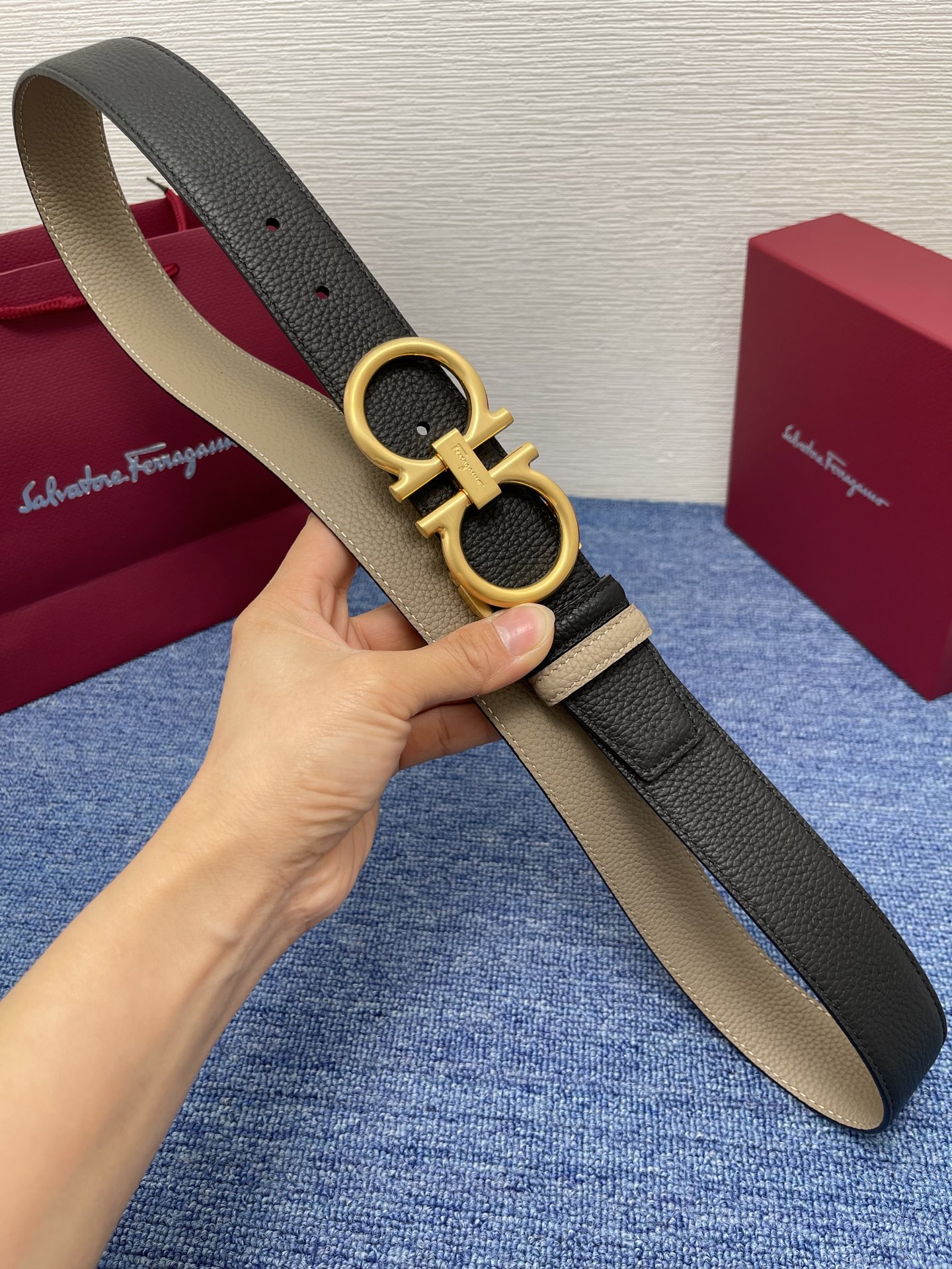 🔴 【品牌】菲拉.格慕 3.5cm 🔴 【描述】这款皮带采用天然粒纹皮革材质，颇具都市风范，细节充满动感