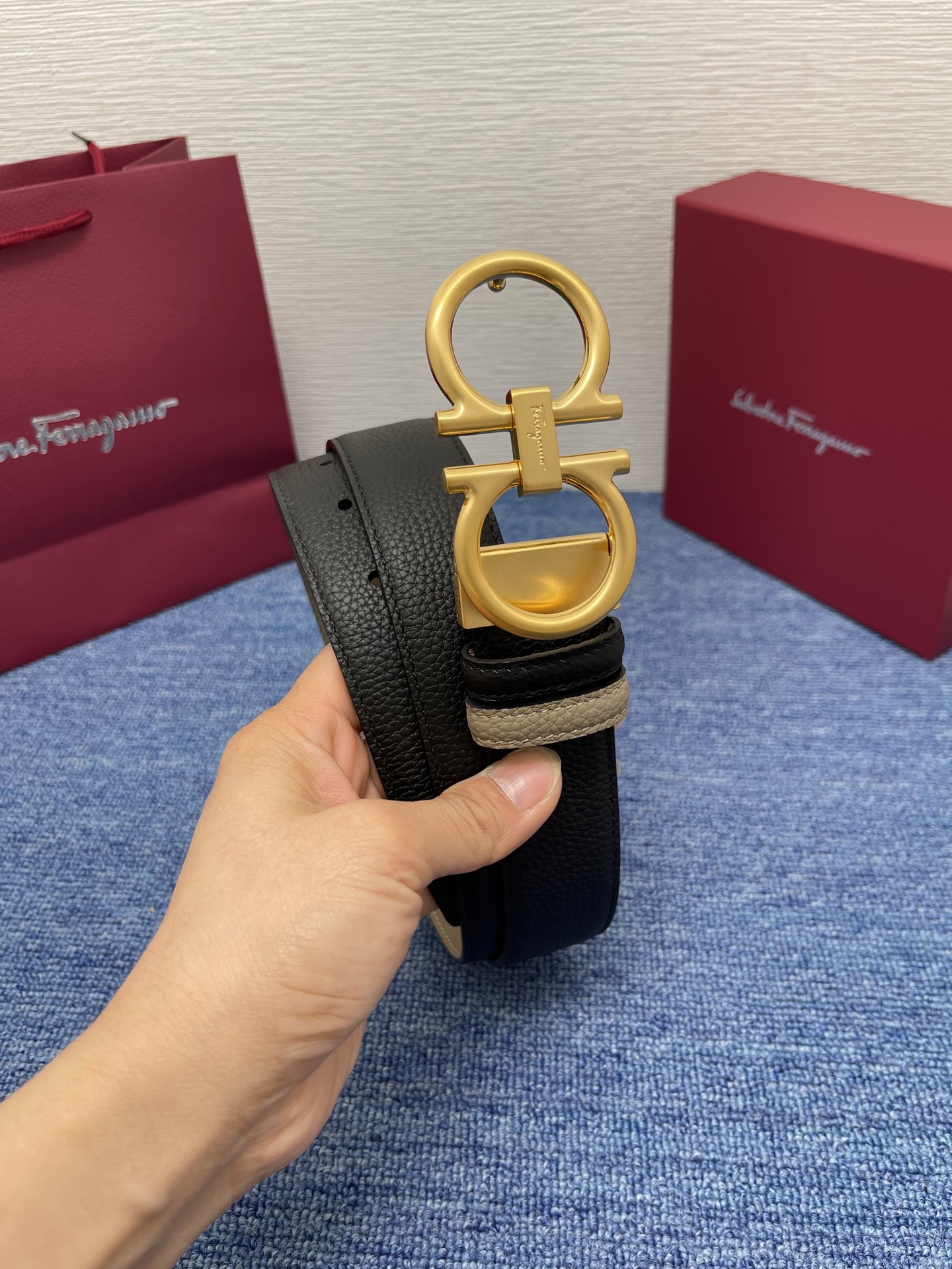 🔴 【品牌】菲拉.格慕 3.5cm 🔴 【描述】这款皮带采用天然粒纹皮革材质，颇具都市风范，细节充满动感