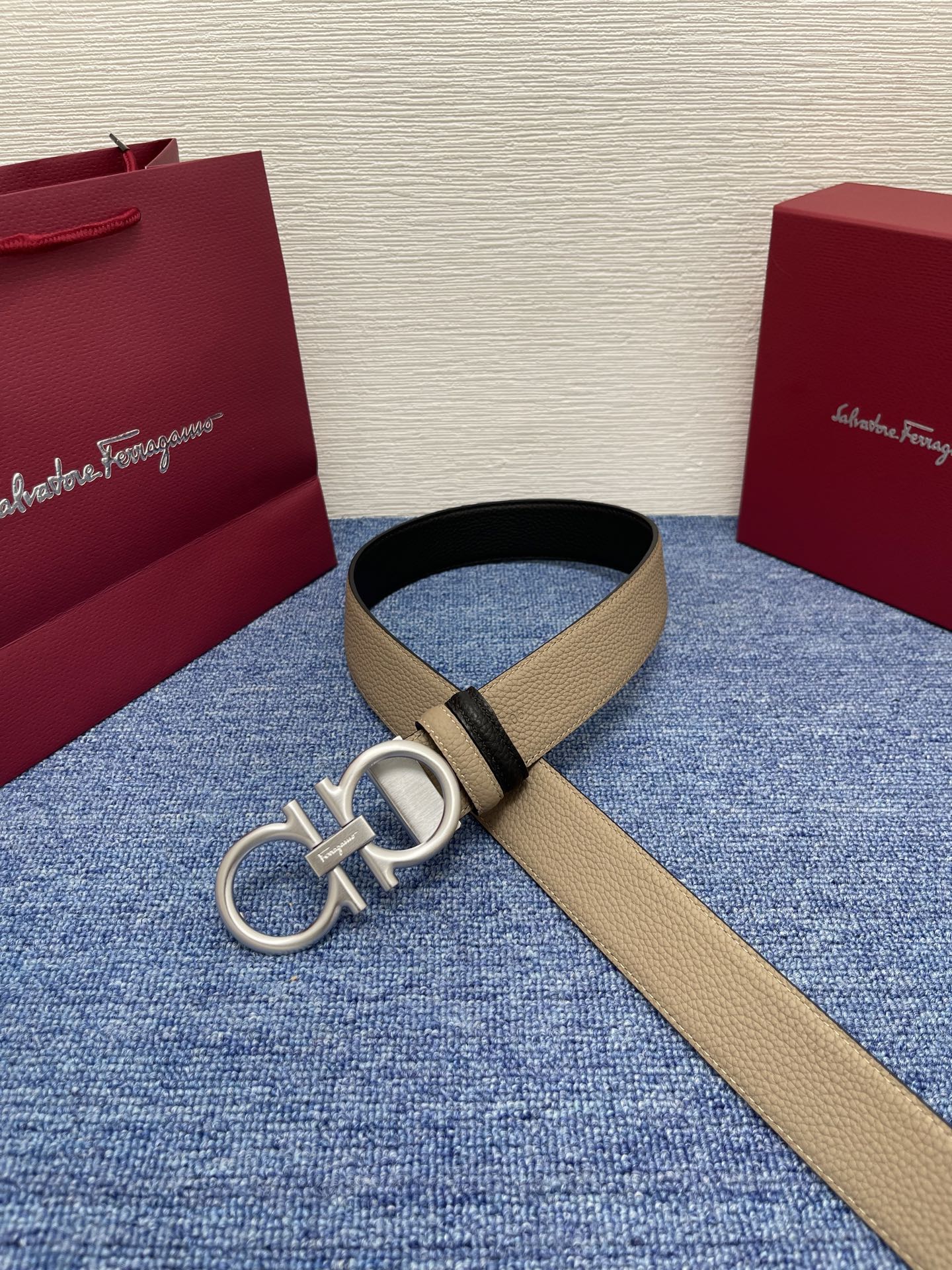 🔴 【品牌】菲拉.格慕 3.5cm 🔴 【描述】这款皮带采用天然粒纹皮革材质，颇具都市风范，细节充满动感