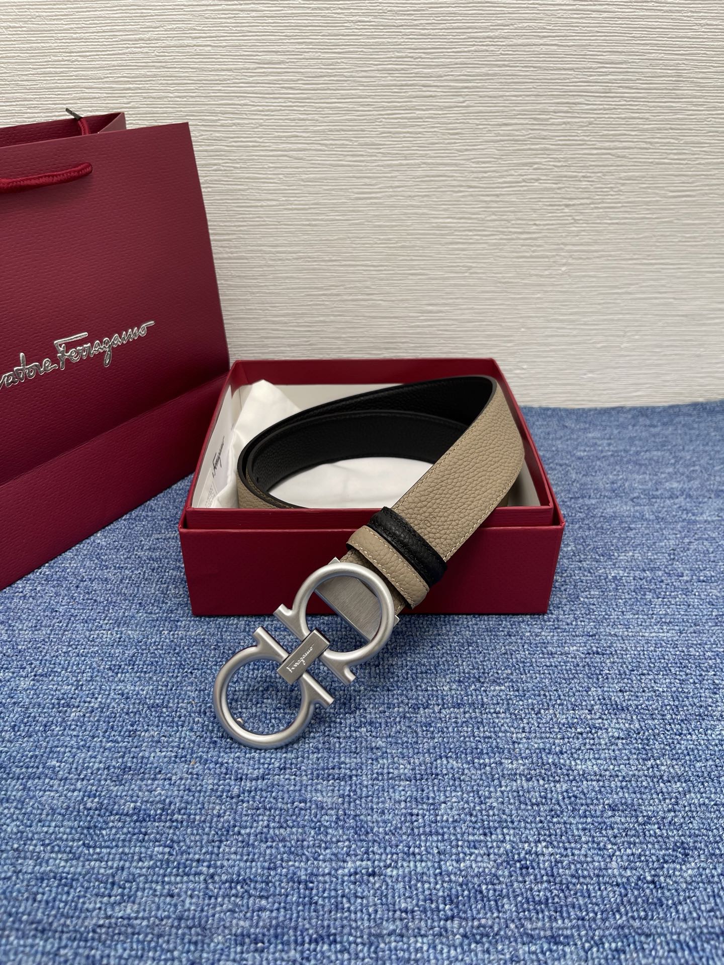 🔴 【品牌】菲拉.格慕 3.5cm 🔴 【描述】这款皮带采用天然粒纹皮革材质，颇具都市风范，细节充满动感