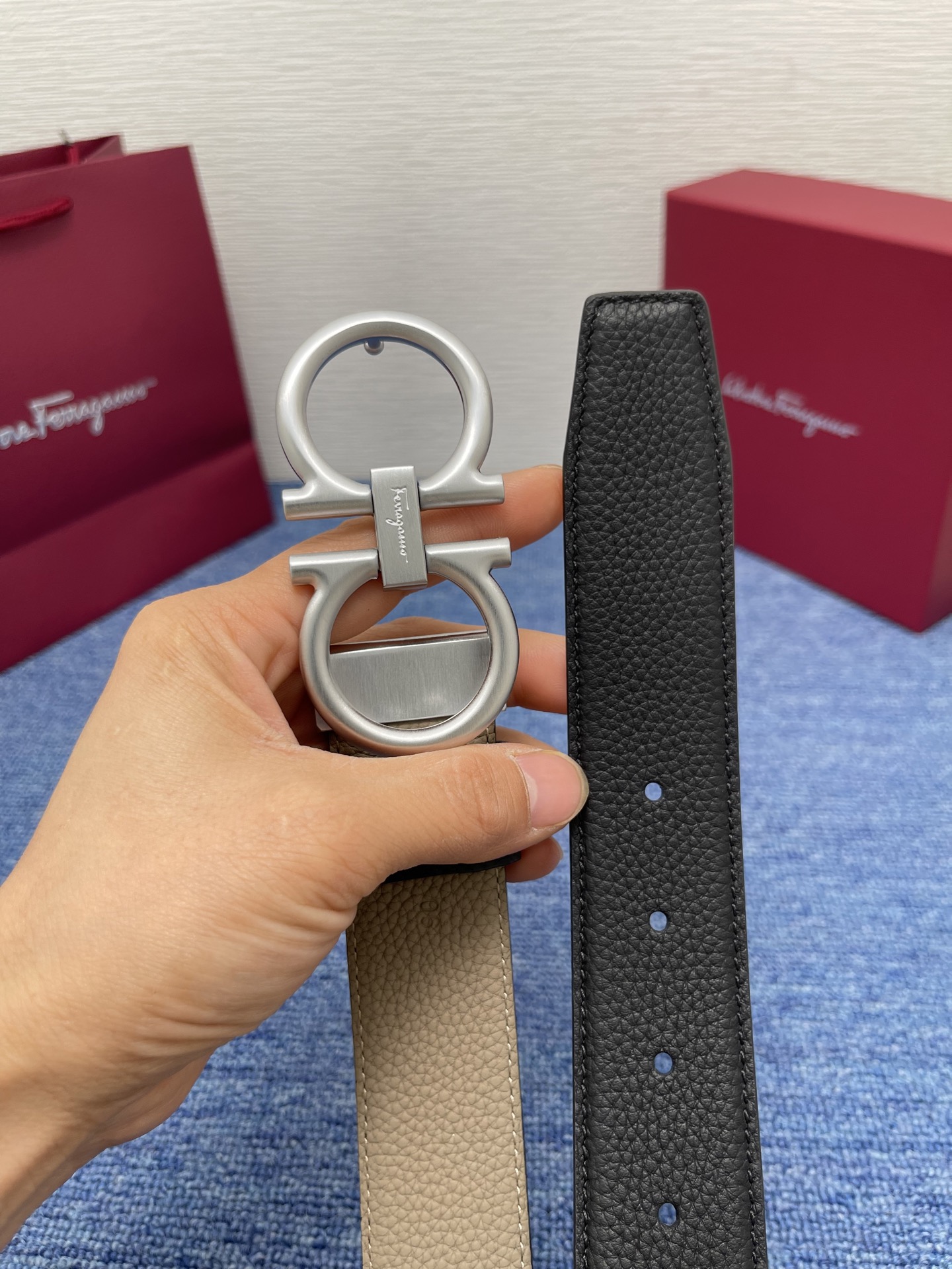 🔴 【品牌】菲拉.格慕 3.5cm 🔴 【描述】这款皮带采用天然粒纹皮革材质，颇具都市风范，细节充满动感