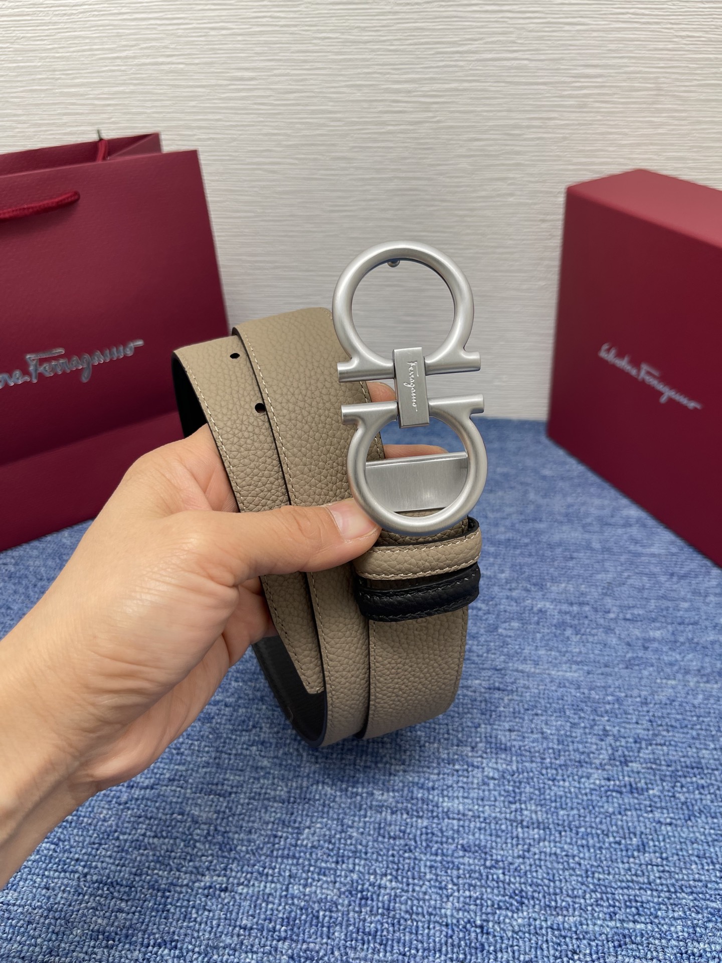 🔴 【品牌】菲拉.格慕 3.5cm 🔴 【描述】这款皮带采用天然粒纹皮革材质，颇具都市风范，细节充满动感