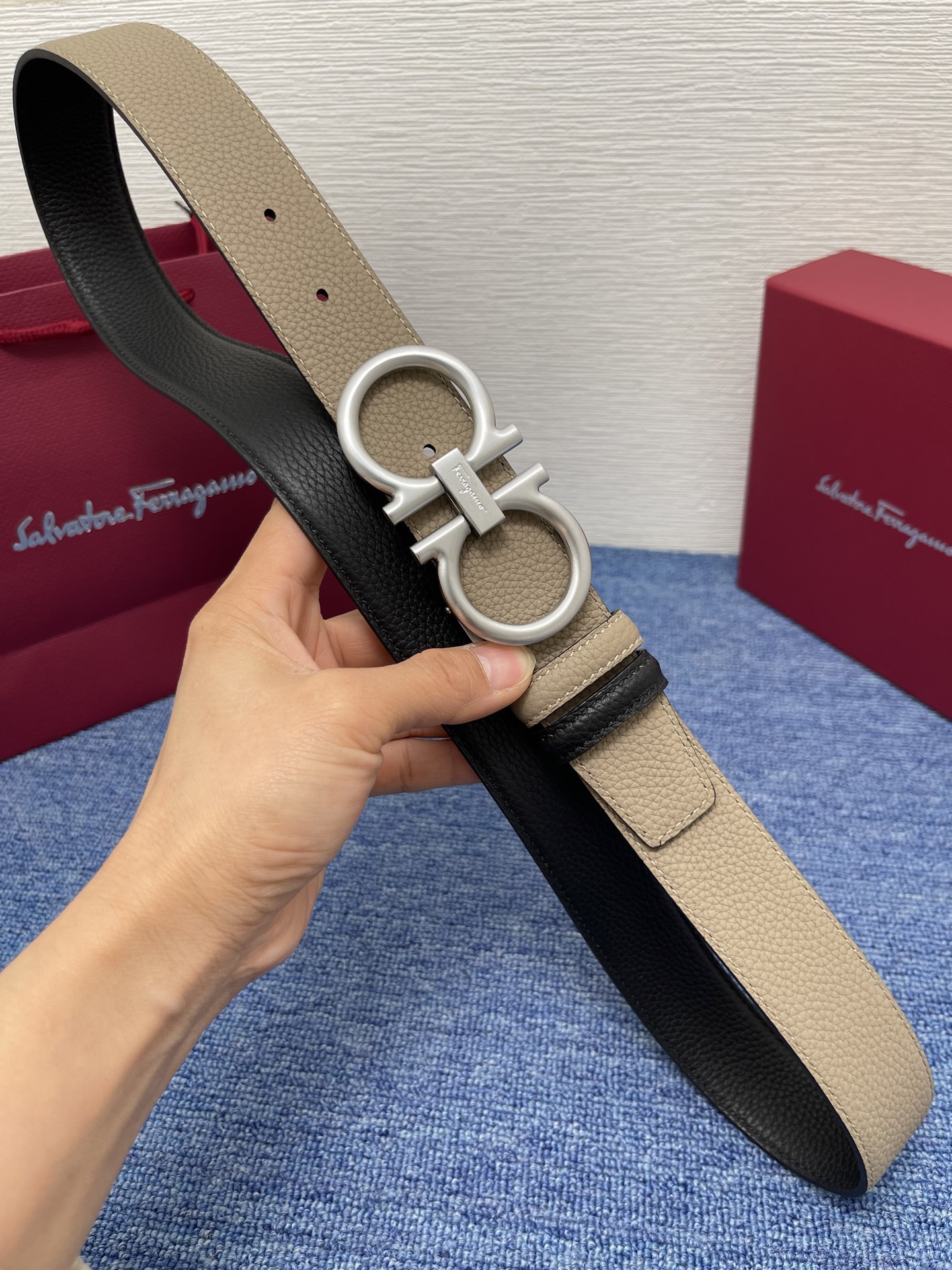 🔴 【品牌】菲拉.格慕 3.5cm 🔴 【描述】这款皮带采用天然粒纹皮革材质，颇具都市风范，细节充满动感