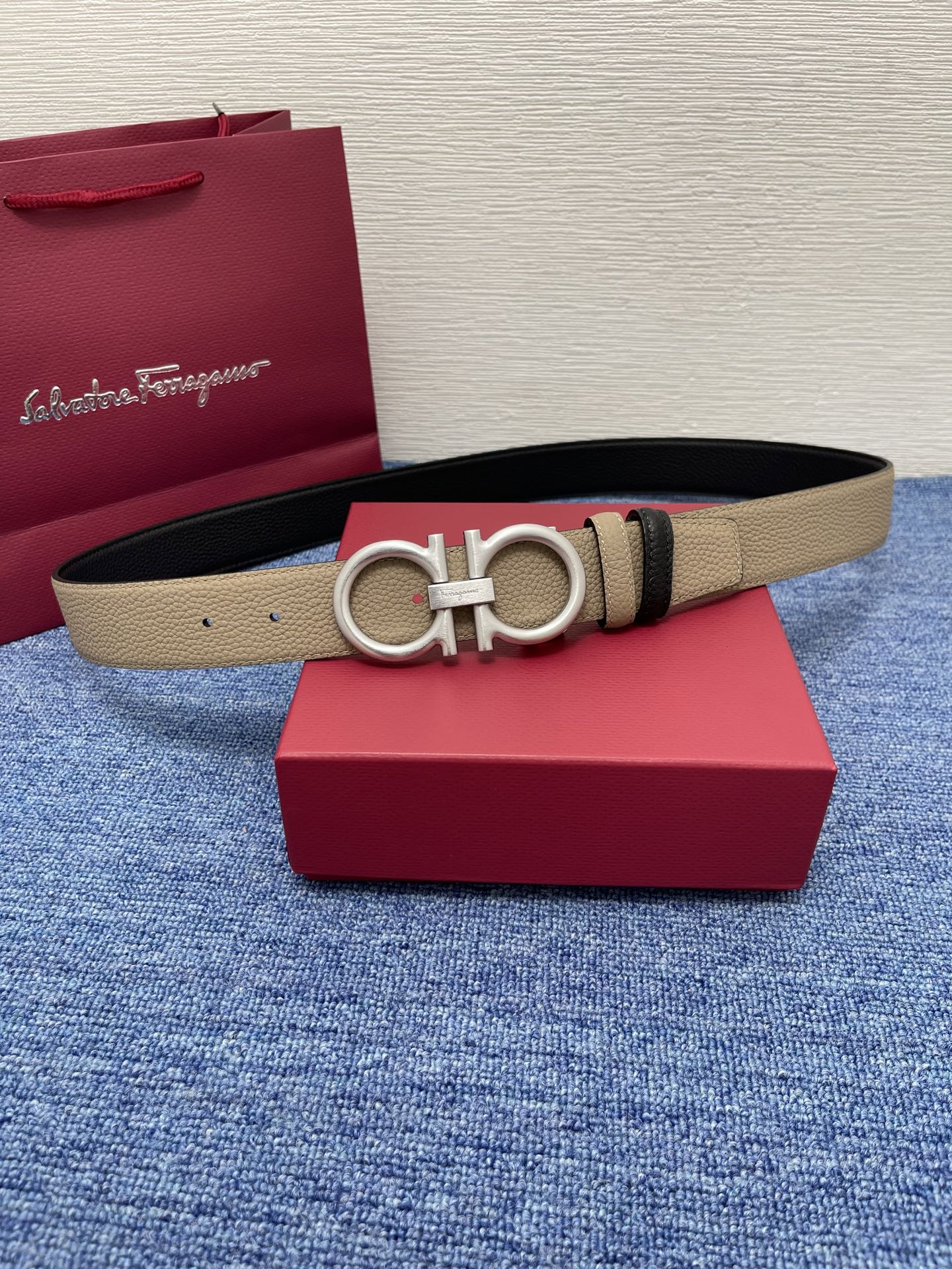 🔴 【品牌】菲拉.格慕 3.5cm 🔴 【描述】这款皮带采用天然粒纹皮革材质，颇具都市风范，细节充满动感