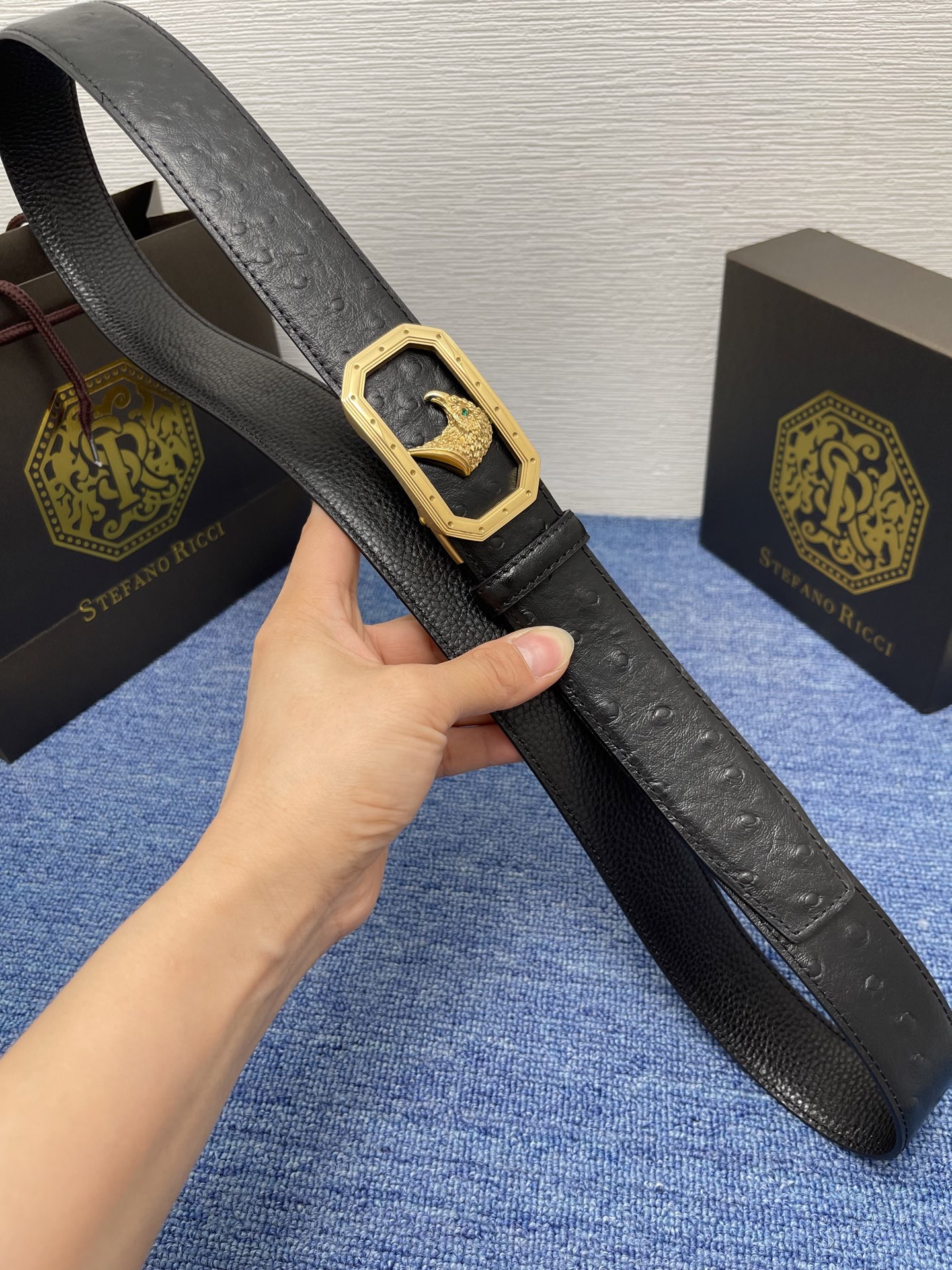 🔴 【品牌】史蒂芬   自动 
🔴 【描述】经典系列新品腰带，采用小牛皮材质，完美搭配手工车线，经典配色