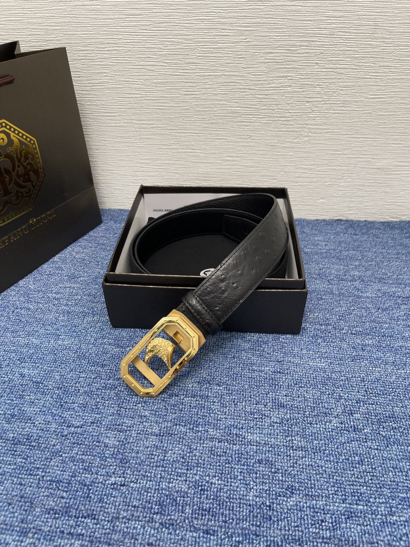 🔴 【品牌】史蒂芬   自动 
🔴 【描述】经典系列新品腰带，采用小牛皮材质，完美搭配手工车线，经典配色