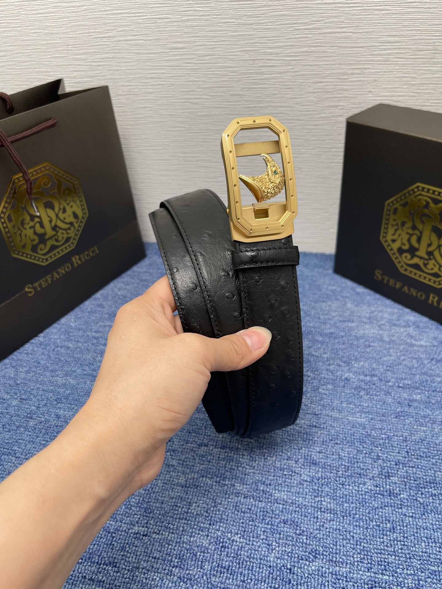 🔴 【品牌】史蒂芬   自动 
🔴 【描述】经典系列新品腰带，采用小牛皮材质，完美搭配手工车线，经典配色