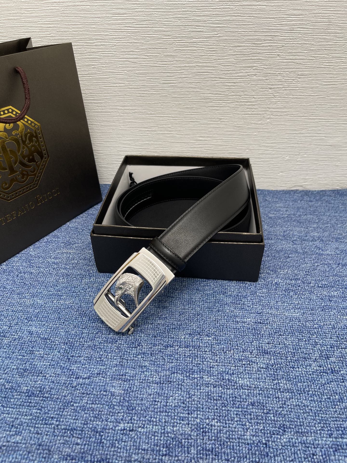 🔴 【品牌】史蒂芬   自动 
🔴 【描述】经典系列新品腰带，采用小牛皮材质，完美搭配手工车线，经典配色