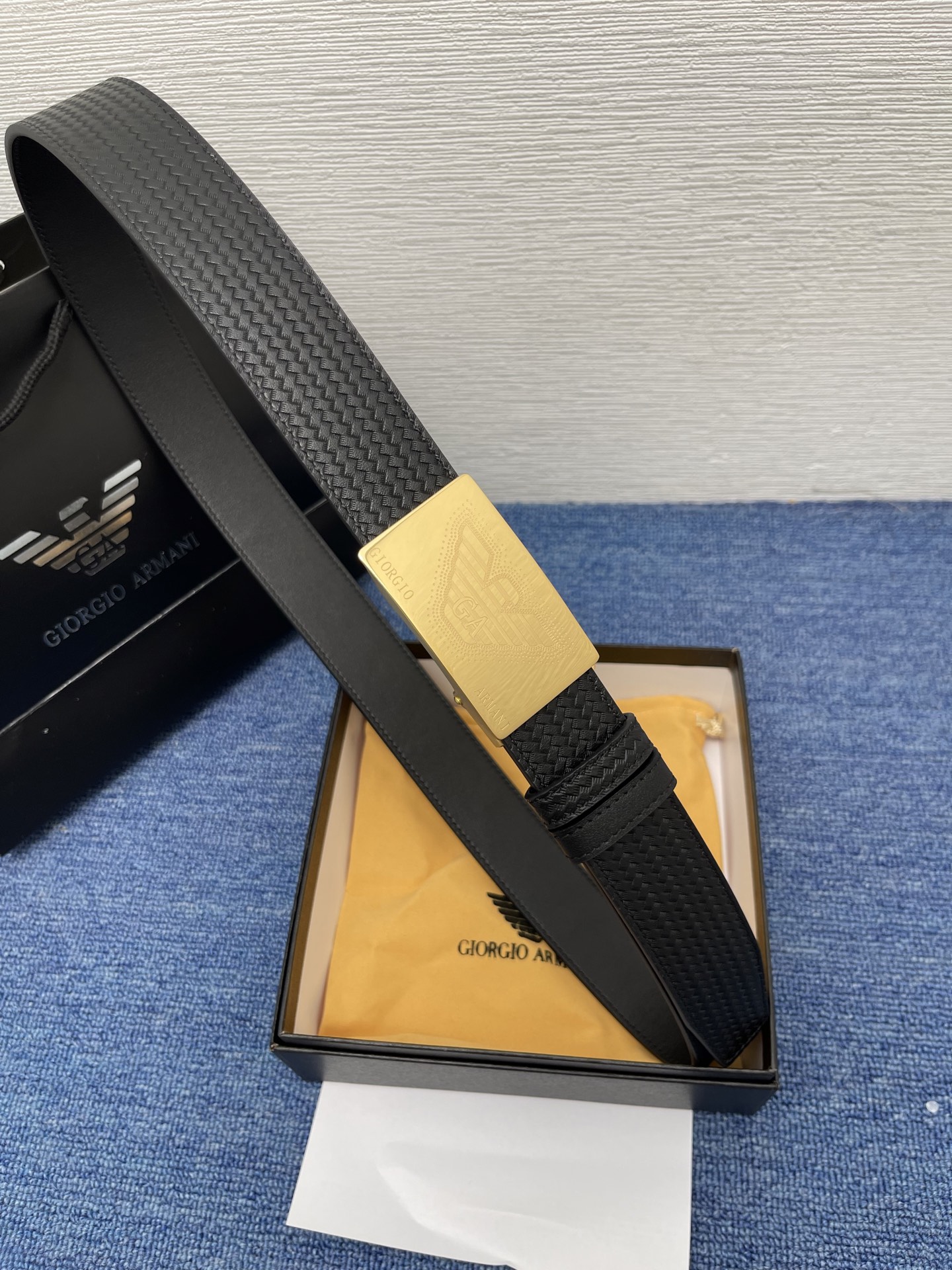 🔴 【品牌】 阿玛尼 
🔴 【描述】经典系列新品腰带，采用小牛皮材质，完美搭配手工车线，经典配色，可搭配