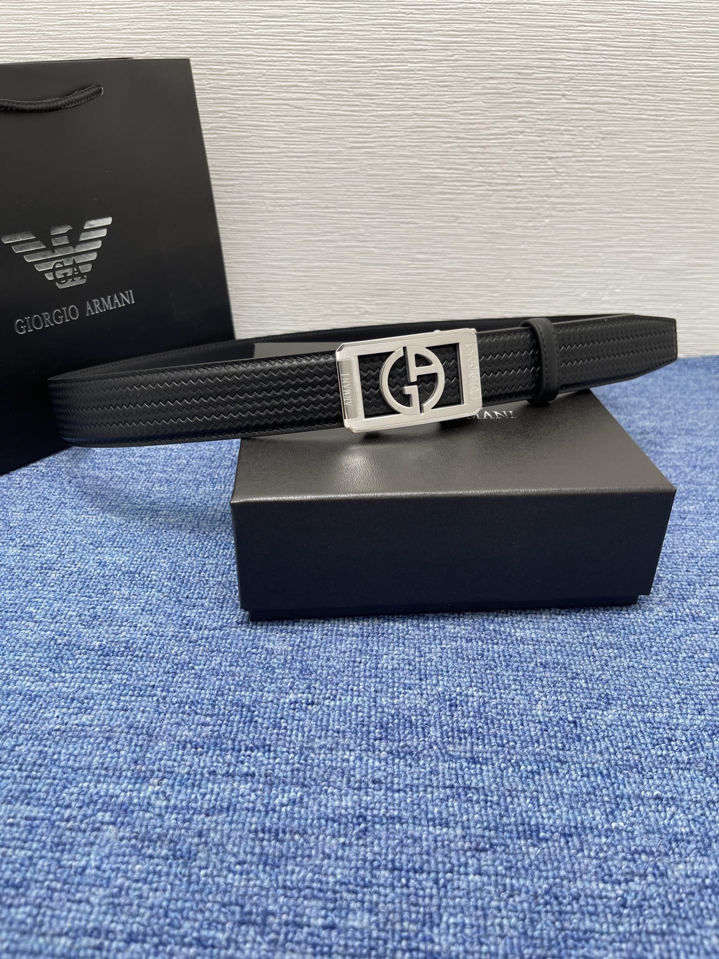 🔴 【品牌】 阿玛尼 
🔴 【描述】经典系列新品腰带，采用小牛皮材质，完美搭配手工车线，经典配色，可搭配