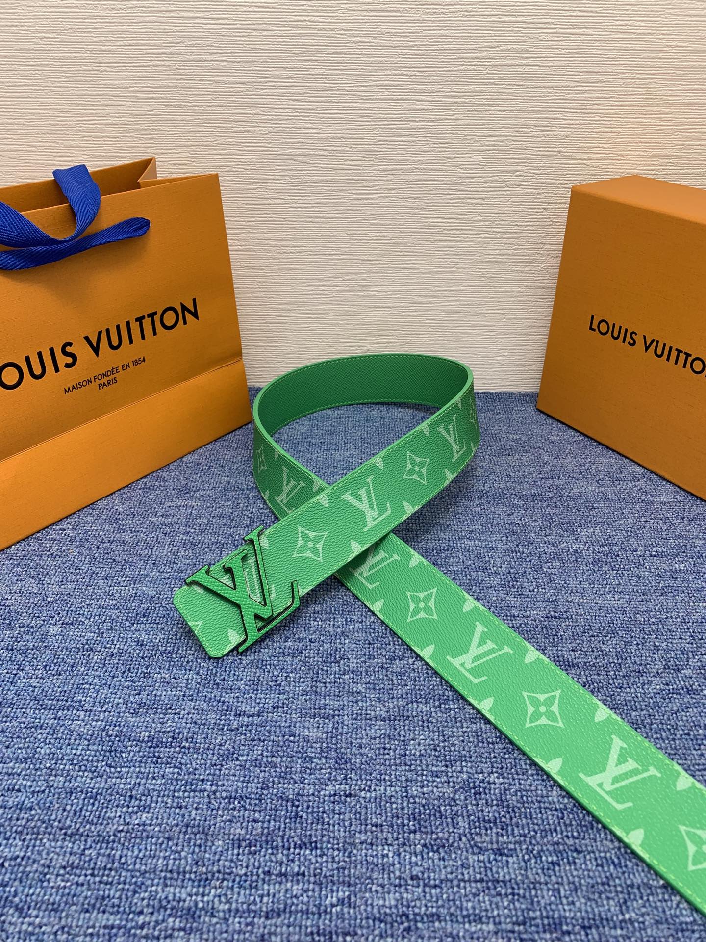 🔴 【品牌】LV  4．0cm 
🔴 【描述】这款饰有LV带扣的腰带配以水牛皮衬里，覆以Monogram