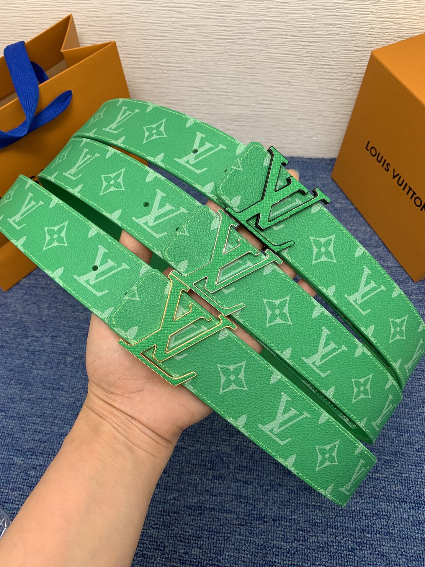 🔴 【品牌】LV  4．0cm 
🔴 【描述】这款饰有LV带扣的腰带配以水牛皮衬里，覆以Monogram