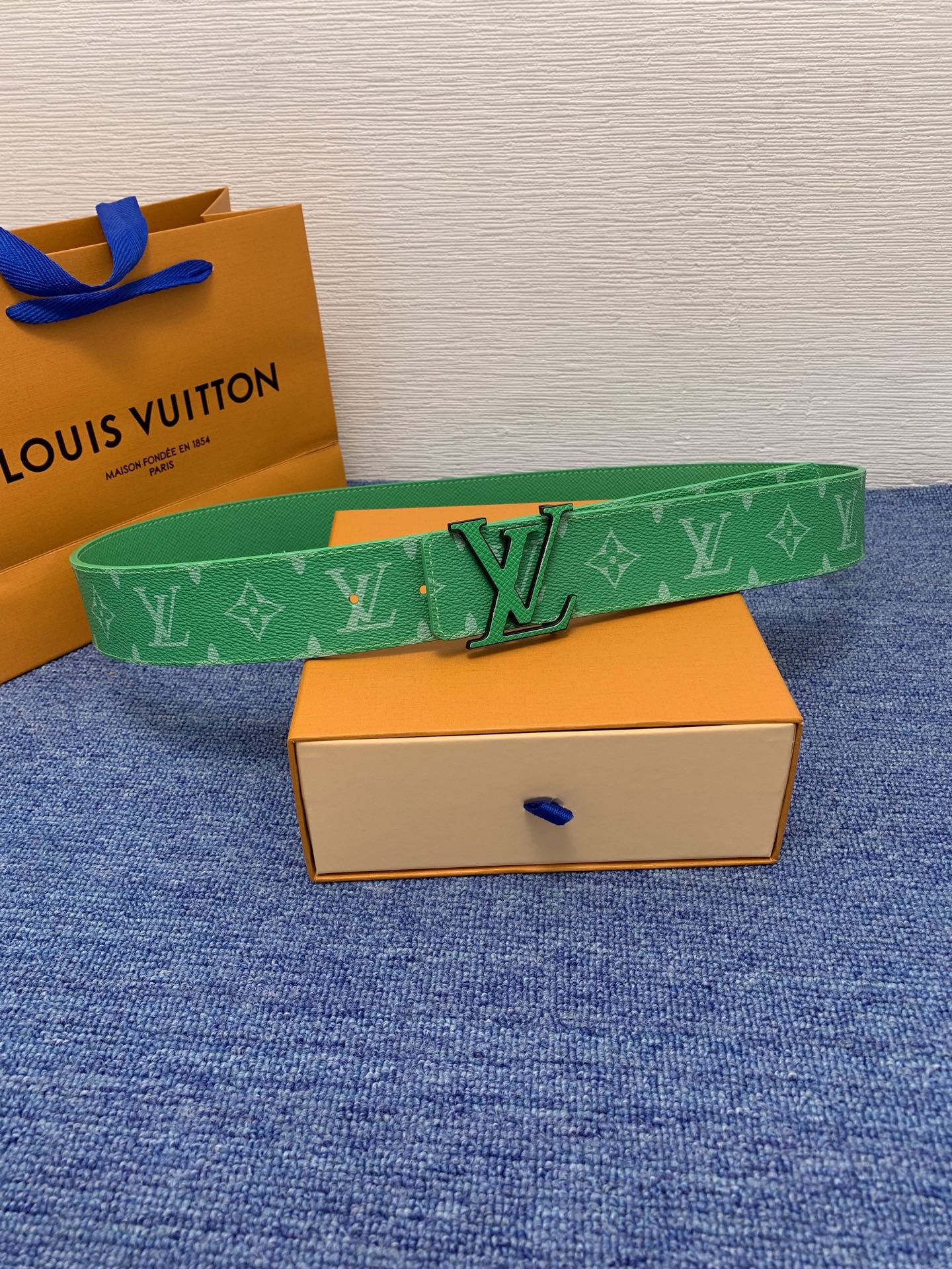 🔴 【品牌】LV  4．0cm 
🔴 【描述】这款饰有LV带扣的腰带配以水牛皮衬里，覆以Monogram
